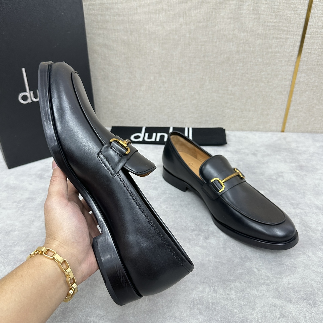 Dunhill Chiltern Slip On Leather Shoes Dunhill foi criada em 1893, em Inglaterra, por um jovem empresário e inventor - ALfred dunhill's hands, ao longo do último século, para se tornar numa marca de luxo de renome mundial Dunhill design men unique to the British traditional style as Inspirado no estilo tradicional britânico, combinado com um design moderno e inovador para criar um visual elegante, feito de pele de cabra francesa importada, forrado com pele de vitela importada, acolchoado com pele espessa e resistente ao desgaste, para criar um toque confortável e suave. Logotipo conjunto completo da embalagem original para venda Três cores no clássico preto, azul, marrom sapatos de couro padrão tamanho: 39 ~ 44# (38.45.46 🉑 personalizado) P ¥ 1100-Fábrica de alta imitação