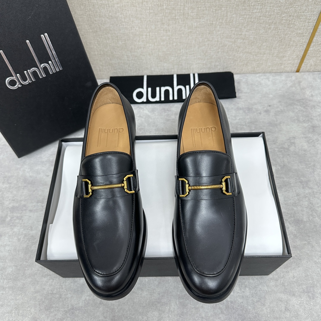 Dunhill Chiltern Slip On Leather Shoes Dunhill foi criada em 1893, em Inglaterra, por um jovem empresário e inventor - ALfred dunhill's hands, ao longo do último século, para se tornar numa marca de luxo de renome mundial Dunhill design men unique to the British traditional style as Inspirado no estilo tradicional britânico, combinado com um design moderno e inovador para criar um visual elegante, feito de pele de cabra francesa importada, forrado com pele de vitela importada, acolchoado com pele espessa e resistente ao desgaste, para criar um toque confortável e suave. Logotipo conjunto completo da embalagem original para venda Três cores no clássico preto, azul, marrom sapatos de couro padrão tamanho: 39 ~ 44# (38.45.46 🉑 personalizado) P ¥ 1100-Fábrica de alta imitação