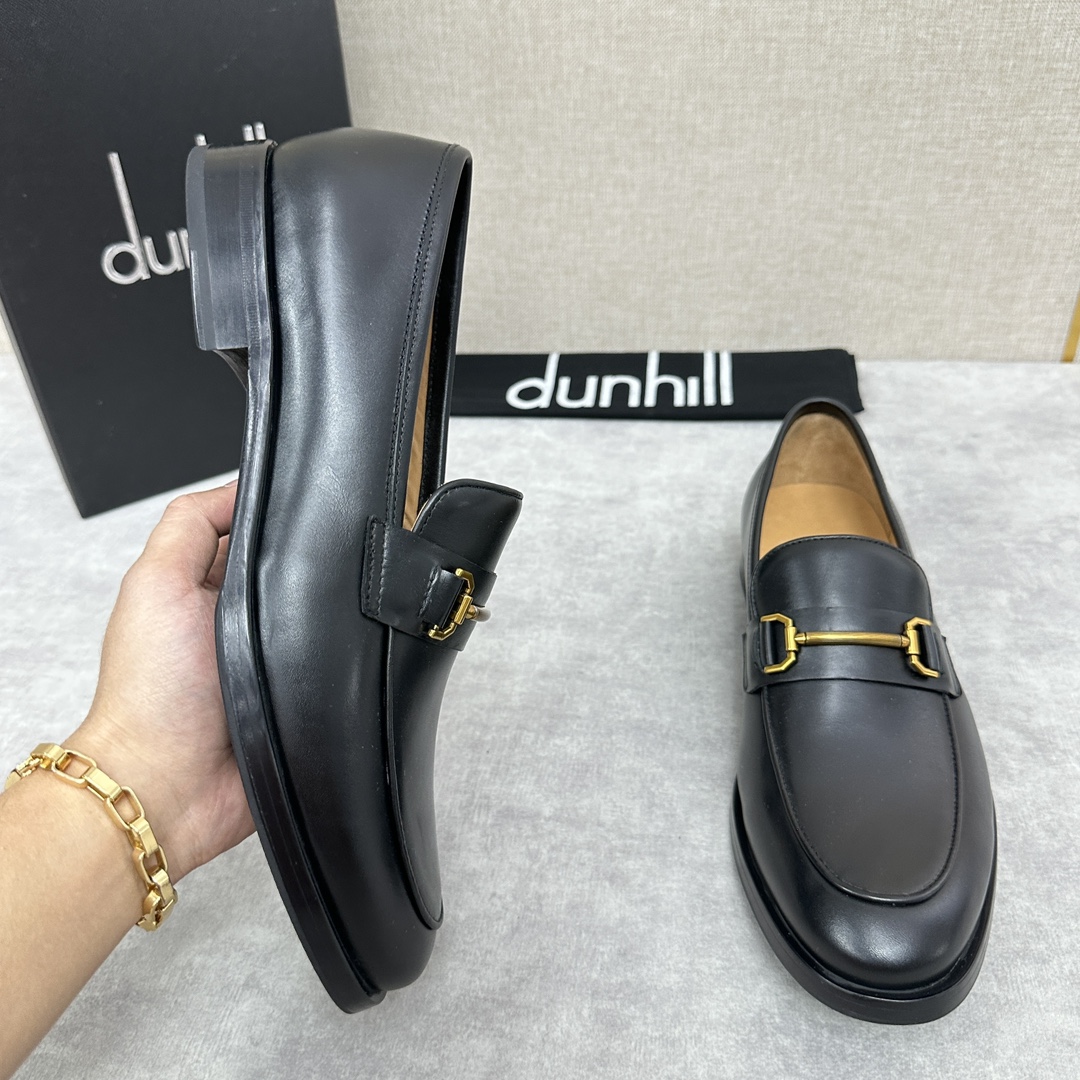 Dunhill Chiltern Slip On Leather Shoes Dunhill foi criada em 1893, em Inglaterra, por um jovem empresário e inventor - ALfred dunhill's hands, ao longo do último século, para se tornar numa marca de luxo de renome mundial Dunhill design men unique to the British traditional style as Inspirado no estilo tradicional britânico, combinado com um design moderno e inovador para criar um visual elegante, feito de pele de cabra francesa importada, forrado com pele de vitela importada, acolchoado com pele espessa e resistente ao desgaste, para criar um toque confortável e suave. Logotipo conjunto completo da embalagem original para venda Três cores no clássico preto, azul, marrom sapatos de couro padrão tamanho: 39 ~ 44# (38.45.46 🉑 personalizado) P ¥ 1100-Fábrica de alta imitação