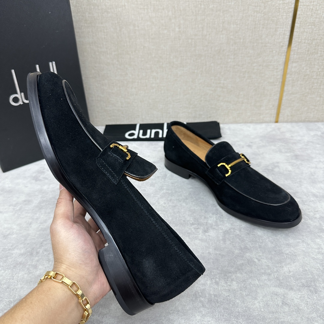 Dunhill Chiltern Slip On Zapatos de cuero Dunhill fue creado en 1893 en Inglaterra por un joven empresario e inventor - las manos de ALfred dunhill durante el siglo pasado para crecer en una marca de lujo de renombre mundial Dunhill diseño de los hombres únicos en el estilo tradicional británico como Inspirado en el estilo tradicional británico combinado con un diseño moderno e innovador para crear un aspecto elegante fabricado en piel de cabra francesa importada forrado en piel de becerro importada acolchado con piel gruesa enyesada resistente al desgaste para crear un tacto cómodo y suave herrajes de barra de rodillo de latón inspirados en los clásicos mecheros Rollagas logotipo de la marca en relieve de cola larga en el interior del zapato suela de cuero importado con una placa de suela de goma para mejorar el rendimiento de agarre y grabado con el logotipo de la marca en las suelas en oro caliente Logotipo conjunto completo del embalaje original para la venta Tres colores en el clásico negro, azul, marrón zapatos de cuero estándar tamaño: 39 ~ 44# (38.45.46 🉑 costumbre) P ¥ 1100-Alta fábrica de imitación