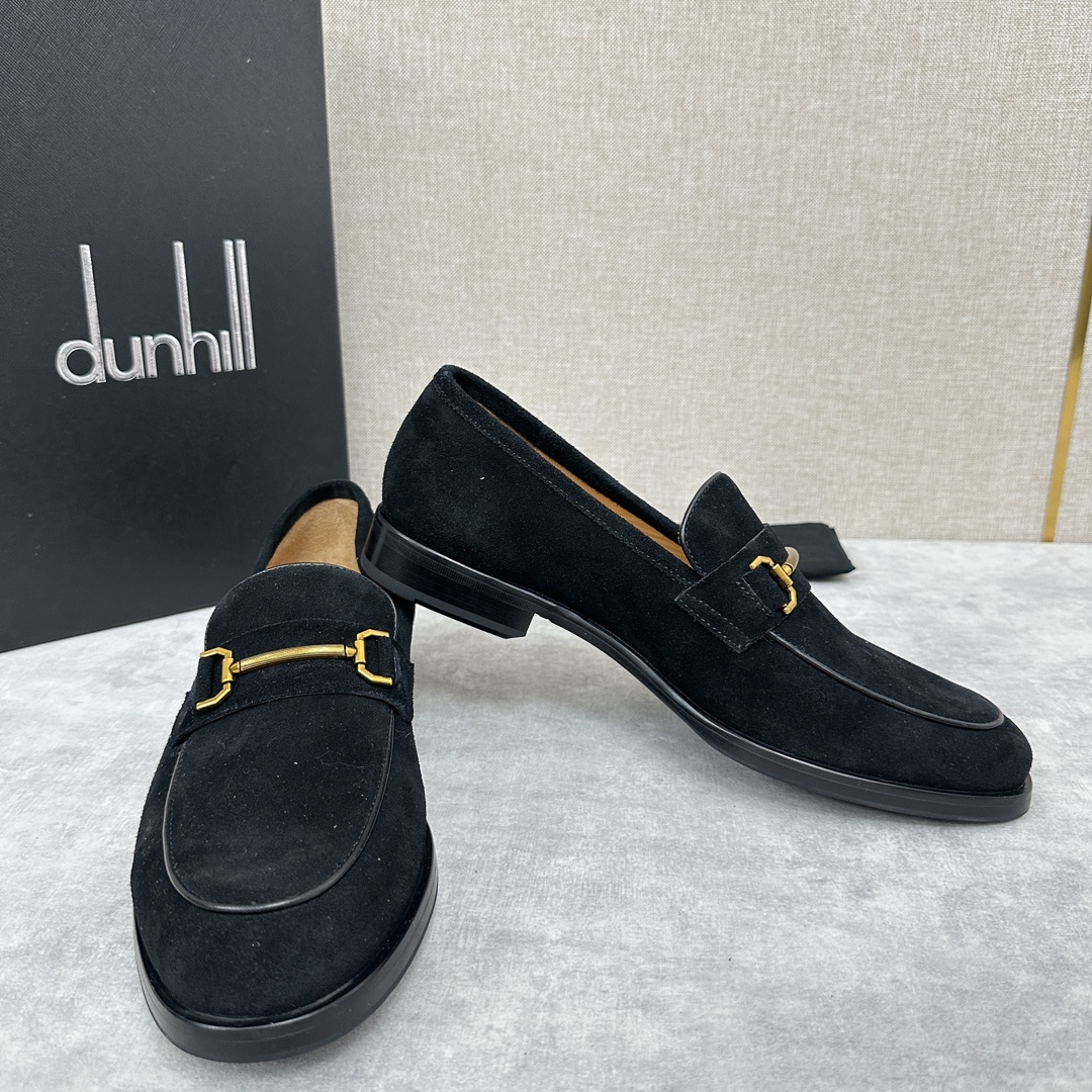 Dunhill Chiltern Slip On Zapatos de cuero Dunhill fue creado en 1893 en Inglaterra por un joven empresario e inventor - las manos de ALfred dunhill durante el siglo pasado para crecer en una marca de lujo de renombre mundial Dunhill diseño de los hombres únicos en el estilo tradicional británico como Inspirado en el estilo tradicional británico combinado con un diseño moderno e innovador para crear un aspecto elegante fabricado en piel de cabra francesa importada forrado en piel de becerro importada acolchado con piel gruesa enyesada resistente al desgaste para crear un tacto cómodo y suave herrajes de barra de rodillo de latón inspirados en los clásicos mecheros Rollagas logotipo de la marca en relieve de cola larga en el interior del zapato suela de cuero importado con una placa de suela de goma para mejorar el rendimiento de agarre y grabado con el logotipo de la marca en las suelas en oro caliente Logotipo conjunto completo del embalaje original para la venta Tres colores en el clásico negro, azul, marrón zapatos de cuero estándar tamaño: 39 ~ 44# (38.45.46 🉑 costumbre) P ¥ 1100-Alta fábrica de imitación