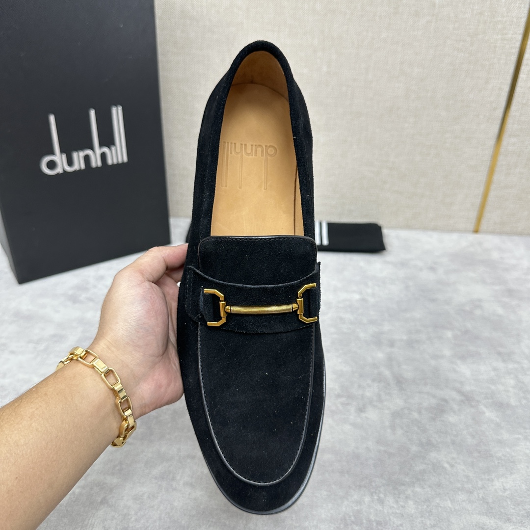 Dunhill Chiltern Slip On Zapatos de cuero Dunhill fue creado en 1893 en Inglaterra por un joven empresario e inventor - las manos de ALfred dunhill durante el siglo pasado para crecer en una marca de lujo de renombre mundial Dunhill diseño de los hombres únicos en el estilo tradicional británico como Inspirado en el estilo tradicional británico combinado con un diseño moderno e innovador para crear un aspecto elegante fabricado en piel de cabra francesa importada forrado en piel de becerro importada acolchado con piel gruesa enyesada resistente al desgaste para crear un tacto cómodo y suave herrajes de barra de rodillo de latón inspirados en los clásicos mecheros Rollagas logotipo de la marca en relieve de cola larga en el interior del zapato suela de cuero importado con una placa de suela de goma para mejorar el rendimiento de agarre y grabado con el logotipo de la marca en las suelas en oro caliente Logotipo conjunto completo del embalaje original para la venta Tres colores en el clásico negro, azul, marrón zapatos de cuero estándar tamaño: 39 ~ 44# (38.45.46 🉑 costumbre) P ¥ 1100-Alta fábrica de imitación