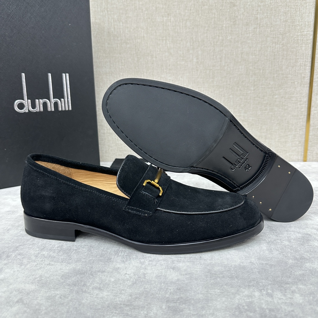 Dunhill Chiltern Slip On Zapatos de cuero Dunhill fue creado en 1893 en Inglaterra por un joven empresario e inventor - las manos de ALfred dunhill durante el siglo pasado para crecer en una marca de lujo de renombre mundial Dunhill diseño de los hombres únicos en el estilo tradicional británico como Inspirado en el estilo tradicional británico combinado con un diseño moderno e innovador para crear un aspecto elegante fabricado en piel de cabra francesa importada forrado en piel de becerro importada acolchado con piel gruesa enyesada resistente al desgaste para crear un tacto cómodo y suave herrajes de barra de rodillo de latón inspirados en los clásicos mecheros Rollagas logotipo de la marca en relieve de cola larga en el interior del zapato suela de cuero importado con una placa de suela de goma para mejorar el rendimiento de agarre y grabado con el logotipo de la marca en las suelas en oro caliente Logotipo conjunto completo del embalaje original para la venta Tres colores en el clásico negro, azul, marrón zapatos de cuero estándar tamaño: 39 ~ 44# (38.45.46 🉑 costumbre) P ¥ 1100-Alta fábrica de imitación