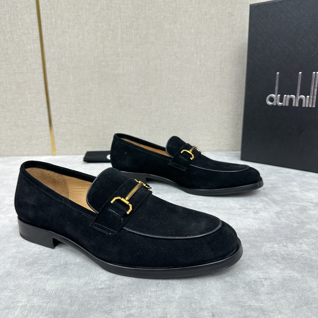 Dunhill Chiltern Slip On Zapatos de cuero Dunhill fue creado en 1893 en Inglaterra por un joven empresario e inventor - las manos de ALfred dunhill durante el siglo pasado para crecer en una marca de lujo de renombre mundial Dunhill diseño de los hombres únicos en el estilo tradicional británico como Inspirado en el estilo tradicional británico combinado con un diseño moderno e innovador para crear un aspecto elegante fabricado en piel de cabra francesa importada forrado en piel de becerro importada acolchado con piel gruesa enyesada resistente al desgaste para crear un tacto cómodo y suave herrajes de barra de rodillo de latón inspirados en los clásicos mecheros Rollagas logotipo de la marca en relieve de cola larga en el interior del zapato suela de cuero importado con una placa de suela de goma para mejorar el rendimiento de agarre y grabado con el logotipo de la marca en las suelas en oro caliente Logotipo conjunto completo del embalaje original para la venta Tres colores en el clásico negro, azul, marrón zapatos de cuero estándar tamaño: 39 ~ 44# (38.45.46 🉑 costumbre) P ¥ 1100-Alta fábrica de imitación