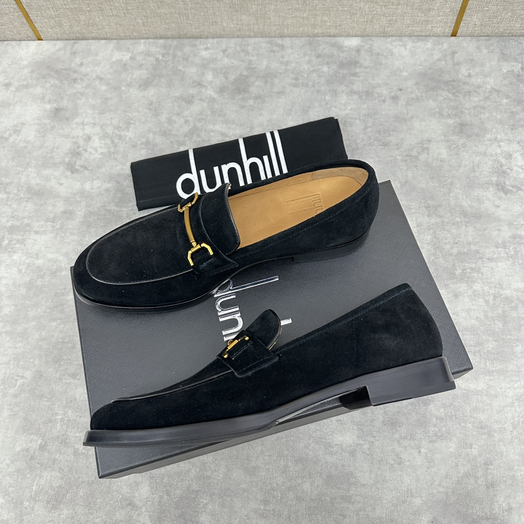 Dunhill Chiltern Slip On Zapatos de cuero Dunhill fue creado en 1893 en Inglaterra por un joven empresario e inventor - las manos de ALfred dunhill durante el siglo pasado para crecer en una marca de lujo de renombre mundial Dunhill diseño de los hombres únicos en el estilo tradicional británico como Inspirado en el estilo tradicional británico combinado con un diseño moderno e innovador para crear un aspecto elegante fabricado en piel de cabra francesa importada forrado en piel de becerro importada acolchado con piel gruesa enyesada resistente al desgaste para crear un tacto cómodo y suave herrajes de barra de rodillo de latón inspirados en los clásicos mecheros Rollagas logotipo de la marca en relieve de cola larga en el interior del zapato suela de cuero importado con una placa de suela de goma para mejorar el rendimiento de agarre y grabado con el logotipo de la marca en las suelas en oro caliente Logotipo conjunto completo del embalaje original para la venta Tres colores en el clásico negro, azul, marrón zapatos de cuero estándar tamaño: 39 ~ 44# (38.45.46 🉑 costumbre) P ¥ 1100-Alta fábrica de imitación