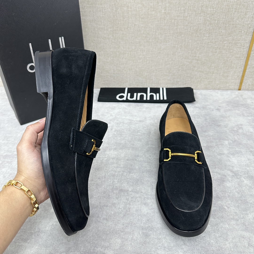 Dunhill Chiltern Slip On Zapatos de cuero Dunhill fue creado en 1893 en Inglaterra por un joven empresario e inventor - las manos de ALfred dunhill durante el siglo pasado para crecer en una marca de lujo de renombre mundial Dunhill diseño de los hombres únicos en el estilo tradicional británico como Inspirado en el estilo tradicional británico combinado con un diseño moderno e innovador para crear un aspecto elegante fabricado en piel de cabra francesa importada forrado en piel de becerro importada acolchado con piel gruesa enyesada resistente al desgaste para crear un tacto cómodo y suave herrajes de barra de rodillo de latón inspirados en los clásicos mecheros Rollagas logotipo de la marca en relieve de cola larga en el interior del zapato suela de cuero importado con una placa de suela de goma para mejorar el rendimiento de agarre y grabado con el logotipo de la marca en las suelas en oro caliente Logotipo conjunto completo del embalaje original para la venta Tres colores en el clásico negro, azul, marrón zapatos de cuero estándar tamaño: 39 ~ 44# (38.45.46 🉑 costumbre) P ¥ 1100-Alta fábrica de imitación