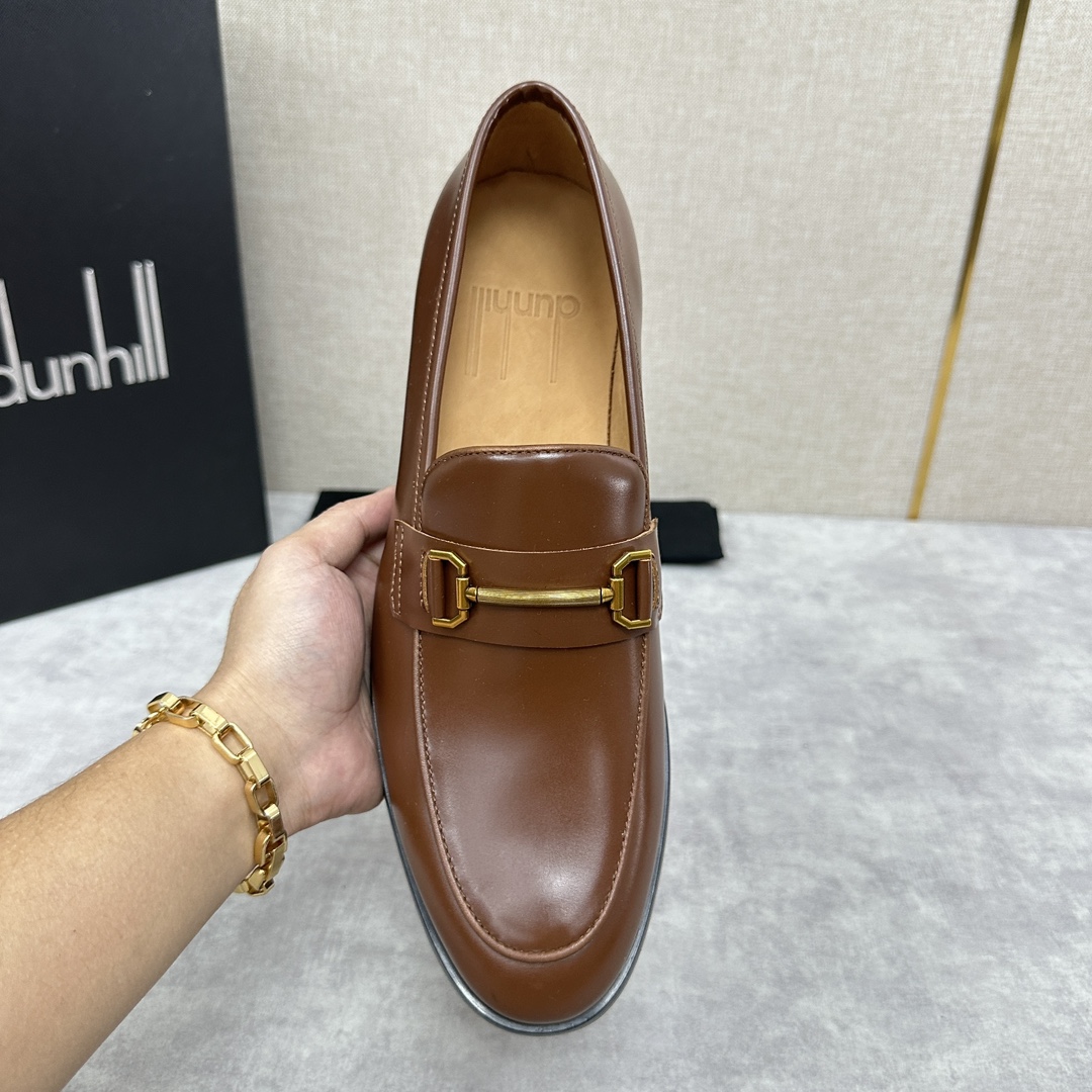 Dunhill Chiltern Slip On Zapatos de cuero Dunhill fue creado en 1893 en Inglaterra por un joven empresario e inventor - las manos de ALfred dunhill durante el siglo pasado para crecer en una marca de lujo de renombre mundial Dunhill diseño de los hombres únicos en el estilo tradicional británico como Inspirado en el estilo tradicional británico combinado con un diseño moderno e innovador para crear un aspecto elegante fabricado en piel de cabra francesa importada forrado en piel de becerro importada acolchado con piel gruesa enyesada resistente al desgaste para crear un tacto cómodo y suave herrajes de barra de rodillo de latón inspirados en los clásicos mecheros Rollagas logotipo de la marca en relieve de cola larga en el interior del zapato suela de cuero importado con una placa de suela de goma para mejorar el rendimiento de agarre y grabado con el logotipo de la marca en las suelas en oro caliente Logotipo conjunto completo del embalaje original para la venta Tres colores en el clásico negro, azul, marrón zapatos de cuero estándar tamaño: 39 ~ 44# (38.45.46 🉑 costumbre) P ¥ 1100-Alta fábrica de imitación