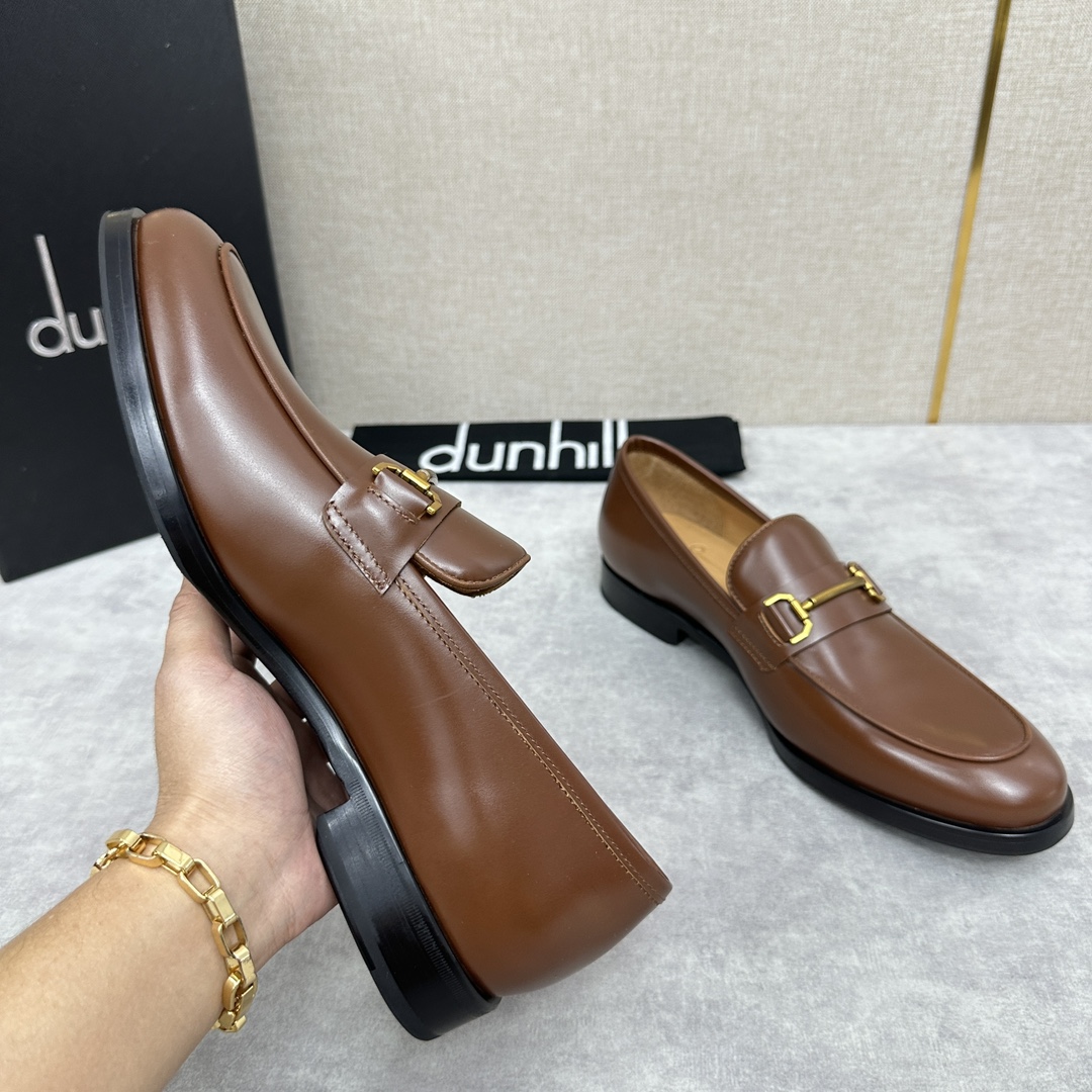 Dunhill Chiltern Slip On Leather Shoes Dunhill a été créé en 1893 en Angleterre par un jeune entrepreneur et inventeur - ALfred dunhill's hands over the past century to grow into a world-owned luxury brand Dunhill design men unique to the British traditional style as Inspiré par le style britannique traditionnel combiné avec un design moderne innovant pour créer un look élégant fait de cuir de chèvre français importé doublure en cuir de veau importé rembourré avec du cuir plâtré épais résistant à l'usure pour créer une sensation de confort et de douceur laiton barre de rouleau matériel inspiré par le briquet Rollagas classique embossé logo de la marque à longue queue à l'intérieur de la chaussure semelle extérieure en cuir importé avec pièce de semelle en caoutchouc pour améliorer la performance d'adhérence et embossé avec le logo de la marque sur les semelles des chaussures. Logo ensemble complet de l'emballage d'origine pour la vente Trois couleurs dans le noir classique, bleu, brun chaussures en cuir standard taille : 39 ~ 44# (38.45.46 🉑 personnalisé) P ¥ 1100-Haute imitation usine.