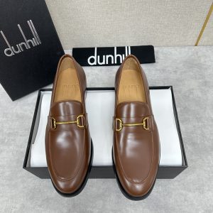 Dunhill Chiltern 滑轮杆乐福鞋皮鞋

Dunhill 1893年在英国创于一位年轻企业家和发明家——ALfred dunhill之手历经百年成长为世界知名奢侈品牌        Dunhill 设计男士别具一格以英国传统风格为灵感结合现代创新设计打造时尚造型

采用进口法国山羊皮制成内里进口小牛皮打造  附垫采用厚实耐磨树膏皮   打造舒适柔软脚感   黄铜滚轮杆硬件灵感来源于经典的Rollagas打火机本款鞋内采用压花长尾品牌标识原版进口真皮大底 后跟加入橡胶底片   增强抓地性能   并于鞋底饰有烫金压花品牌标识全套原包装发售   三色入  经典黑  宝蓝色  咖啡色 

标准皮鞋码数：39～44#   （38.45.46🉑定做）  P¥1100-高仿包包