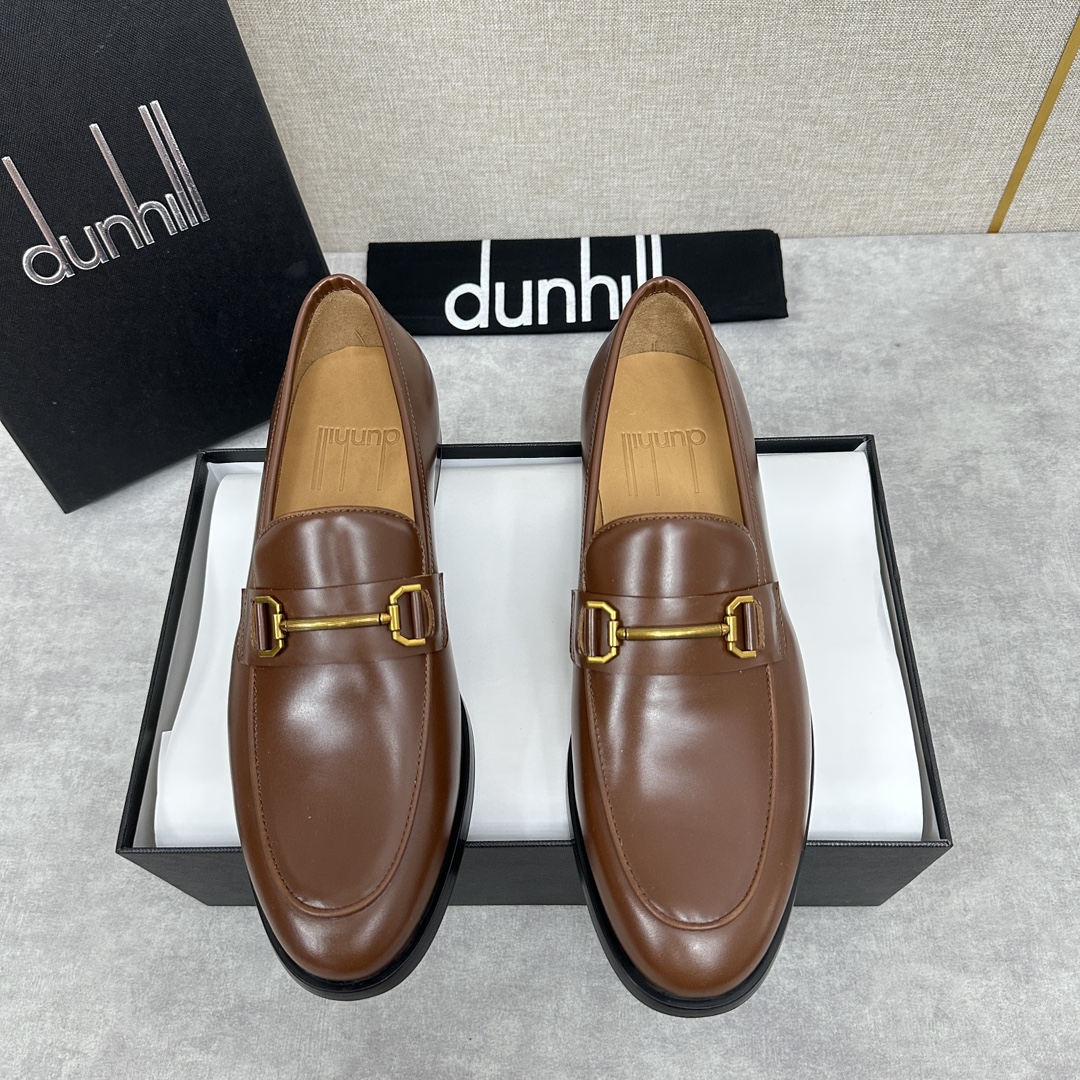 Dunhill Chiltern Slip On Leather Shoes Dunhill a été créé en 1893 en Angleterre par un jeune entrepreneur et inventeur - ALfred dunhill's hands over the past century to grow into a world-owned luxury brand Dunhill design men unique to the British traditional style as Inspiré par le style britannique traditionnel combiné avec un design moderne innovant pour créer un look élégant fait de cuir de chèvre français importé doublure en cuir de veau importé rembourré avec du cuir plâtré épais résistant à l'usure pour créer une sensation de confort et de douceur laiton barre de rouleau matériel inspiré par le briquet Rollagas classique embossé logo de la marque à longue queue à l'intérieur de la chaussure semelle extérieure en cuir importé avec pièce de semelle en caoutchouc pour améliorer la performance d'adhérence et embossé avec le logo de la marque sur les semelles des chaussures. Logo ensemble complet de l'emballage d'origine pour la vente Trois couleurs dans le noir classique, bleu, brun chaussures en cuir standard taille : 39 ~ 44# (38.45.46 🉑 personnalisé) P ¥ 1100-Haute imitation usine.