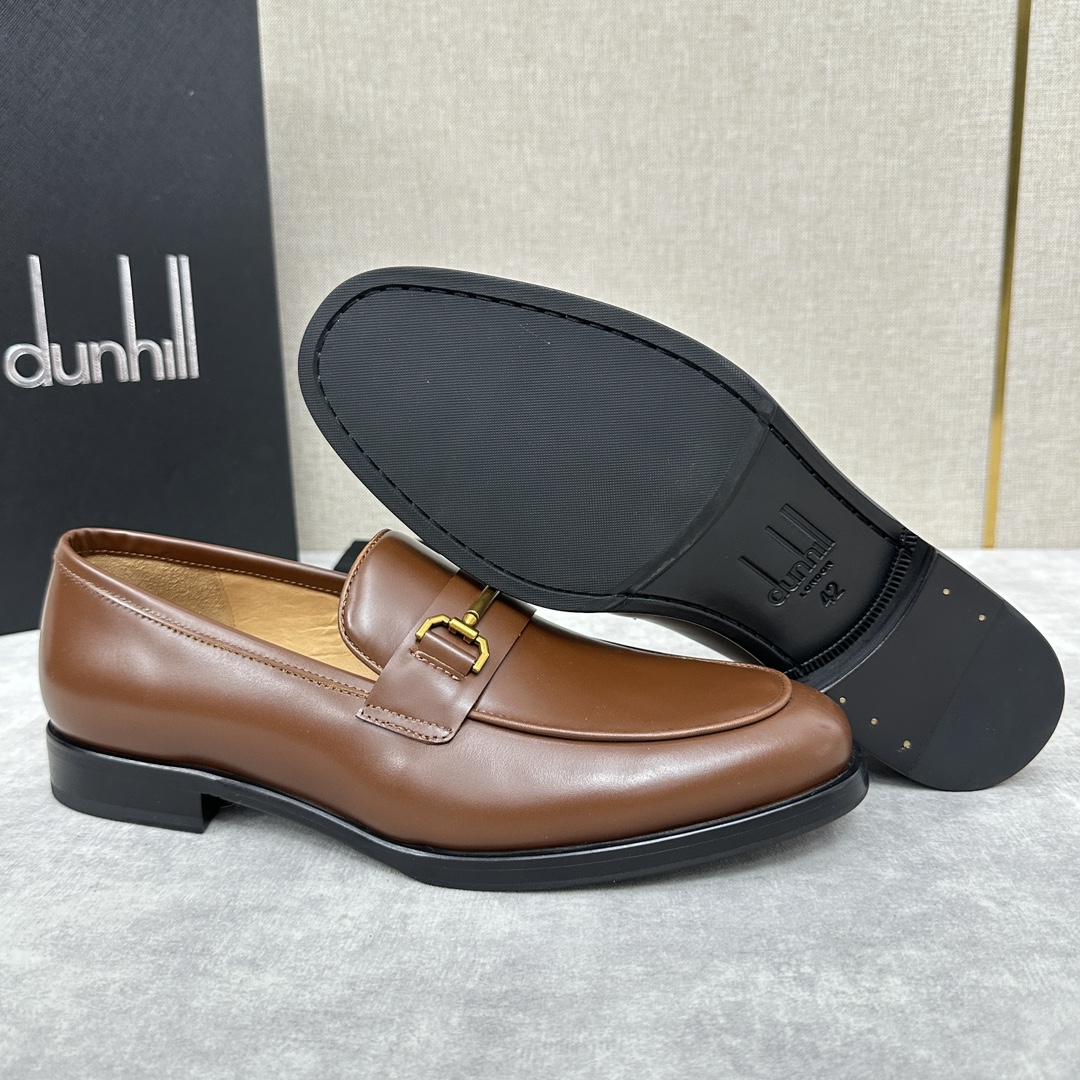 Dunhill Chiltern Slip On Zapatos de cuero Dunhill fue creado en 1893 en Inglaterra por un joven empresario e inventor - las manos de ALfred dunhill durante el siglo pasado para crecer en una marca de lujo de renombre mundial Dunhill diseño de los hombres únicos en el estilo tradicional británico como Inspirado en el estilo tradicional británico combinado con un diseño moderno e innovador para crear un aspecto elegante fabricado en piel de cabra francesa importada forrado en piel de becerro importada acolchado con piel gruesa enyesada resistente al desgaste para crear un tacto cómodo y suave herrajes de barra de rodillo de latón inspirados en los clásicos mecheros Rollagas logotipo de la marca en relieve de cola larga en el interior del zapato suela de cuero importado con una placa de suela de goma para mejorar el rendimiento de agarre y grabado con el logotipo de la marca en las suelas en oro caliente Logotipo conjunto completo del embalaje original para la venta Tres colores en el clásico negro, azul, marrón zapatos de cuero estándar tamaño: 39 ~ 44# (38.45.46 🉑 costumbre) P ¥ 1100-Alta fábrica de imitación