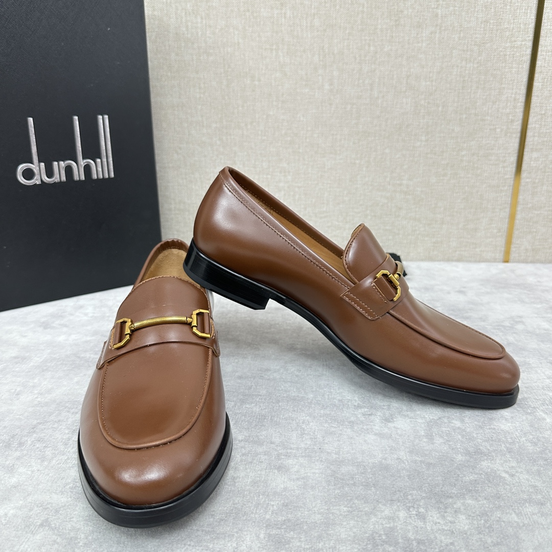 Dunhill Chiltern Slip On Leather Shoes Dunhill a été créé en 1893 en Angleterre par un jeune entrepreneur et inventeur - ALfred dunhill's hands over the past century to grow into a world-owned luxury brand Dunhill design men unique to the British traditional style as Inspiré par le style britannique traditionnel combiné avec un design moderne innovant pour créer un look élégant fait de cuir de chèvre français importé doublure en cuir de veau importé rembourré avec du cuir plâtré épais résistant à l'usure pour créer une sensation de confort et de douceur laiton barre de rouleau matériel inspiré par le briquet Rollagas classique embossé logo de la marque à longue queue à l'intérieur de la chaussure semelle extérieure en cuir importé avec pièce de semelle en caoutchouc pour améliorer la performance d'adhérence et embossé avec le logo de la marque sur les semelles des chaussures. Logo ensemble complet de l'emballage d'origine pour la vente Trois couleurs dans le noir classique, bleu, brun chaussures en cuir standard taille : 39 ~ 44# (38.45.46 🉑 personnalisé) P ¥ 1100-Haute imitation usine.