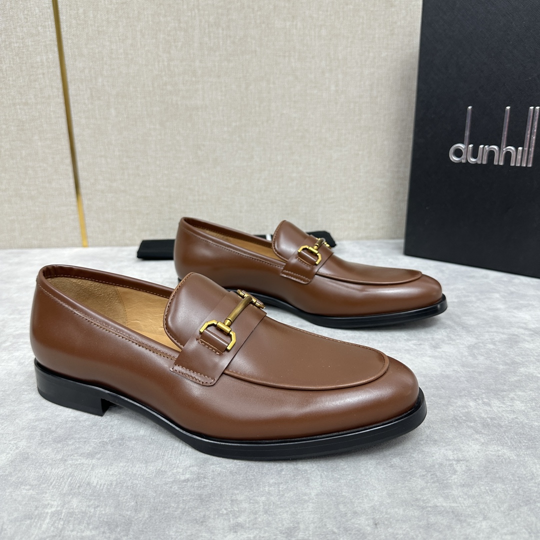 Dunhill Chiltern Slip On Leather Shoes Dunhill a été créé en 1893 en Angleterre par un jeune entrepreneur et inventeur - ALfred dunhill's hands over the past century to grow into a world-owned luxury brand Dunhill design men unique to the British traditional style as Inspiré par le style britannique traditionnel combiné avec un design moderne innovant pour créer un look élégant fait de cuir de chèvre français importé doublure en cuir de veau importé rembourré avec du cuir plâtré épais résistant à l'usure pour créer une sensation de confort et de douceur laiton barre de rouleau matériel inspiré par le briquet Rollagas classique embossé logo de la marque à longue queue à l'intérieur de la chaussure semelle extérieure en cuir importé avec pièce de semelle en caoutchouc pour améliorer la performance d'adhérence et embossé avec le logo de la marque sur les semelles des chaussures. Logo ensemble complet de l'emballage d'origine pour la vente Trois couleurs dans le noir classique, bleu, brun chaussures en cuir standard taille : 39 ~ 44# (38.45.46 🉑 personnalisé) P ¥ 1100-Haute imitation usine.