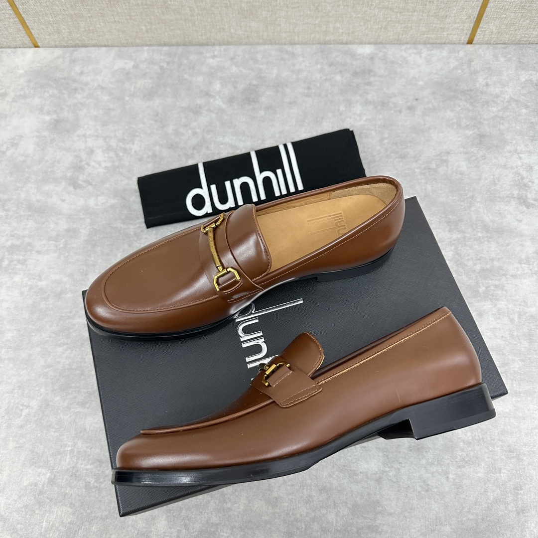 Dunhill Chiltern Slip On Zapatos de cuero Dunhill fue creado en 1893 en Inglaterra por un joven empresario e inventor - las manos de ALfred dunhill durante el siglo pasado para crecer en una marca de lujo de renombre mundial Dunhill diseño de los hombres únicos en el estilo tradicional británico como Inspirado en el estilo tradicional británico combinado con un diseño moderno e innovador para crear un aspecto elegante fabricado en piel de cabra francesa importada forrado en piel de becerro importada acolchado con piel gruesa enyesada resistente al desgaste para crear un tacto cómodo y suave herrajes de barra de rodillo de latón inspirados en los clásicos mecheros Rollagas logotipo de la marca en relieve de cola larga en el interior del zapato suela de cuero importado con una placa de suela de goma para mejorar el rendimiento de agarre y grabado con el logotipo de la marca en las suelas en oro caliente Logotipo conjunto completo del embalaje original para la venta Tres colores en el clásico negro, azul, marrón zapatos de cuero estándar tamaño: 39 ~ 44# (38.45.46 🉑 costumbre) P ¥ 1100-Alta fábrica de imitación