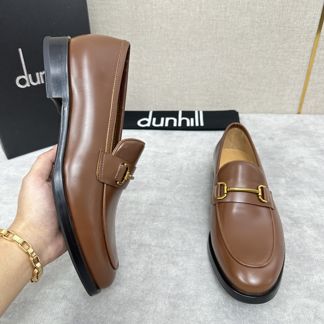 Dunhill Chiltern Slip On Leather Shoes Dunhill a été créé en 1893 en Angleterre par un jeune entrepreneur et inventeur - ALfred dunhill's hands over the past century to grow into a world-owned luxury brand Dunhill design men unique to the British traditional style as Inspiré par le style britannique traditionnel combiné avec un design moderne innovant pour créer un look élégant fait de cuir de chèvre français importé doublure en cuir de veau importé rembourré avec du cuir plâtré épais résistant à l'usure pour créer une sensation de confort et de douceur laiton barre de rouleau matériel inspiré par le briquet Rollagas classique embossé logo de la marque à longue queue à l'intérieur de la chaussure semelle extérieure en cuir importé avec pièce de semelle en caoutchouc pour améliorer la performance d'adhérence et embossé avec le logo de la marque sur les semelles des chaussures. Logo ensemble complet de l'emballage d'origine pour la vente Trois couleurs dans le noir classique, bleu, brun chaussures en cuir standard taille : 39 ~ 44# (38.45.46 🉑 personnalisé) P ¥ 1100-Haute imitation usine.