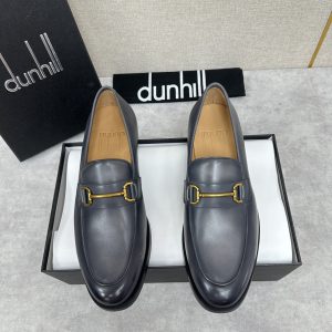 Dunhill Chiltern 滑轮杆乐福鞋皮鞋

Dunhill 1893年在英国创于一位年轻企业家和发明家——ALfred dunhill之手历经百年成长为世界知名奢侈品牌        Dunhill 设计男士别具一格以英国传统风格为灵感结合现代创新设计打造时尚造型

采用进口法国山羊皮制成内里进口小牛皮打造  附垫采用厚实耐磨树膏皮   打造舒适柔软脚感   黄铜滚轮杆硬件灵感来源于经典的Rollagas打火机本款鞋内采用压花长尾品牌标识原版进口真皮大底 后跟加入橡胶底片   增强抓地性能   并于鞋底饰有烫金压花品牌标识全套原包装发售   三色入  经典黑  宝蓝色  咖啡色 

标准皮鞋码数：39～44#   （38.45.46🉑定做）  P¥1100-高仿包包