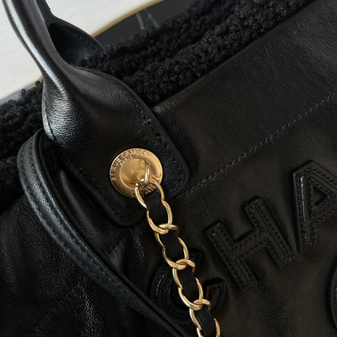 حقيبة تسوق صغيرة للسفر من CHANEL 24K． سلسلة من جلد البقر التويد من جلد البقر الأصلي مصنوعة من جلد البقر الأصلي حقيبة مومياء صغيرة مصنوعة من جلد البقر سعة كبيرة للغاية أزياء كلاسيكية متعددة الاستخدامات炀 شعار منقوش مع اتجاه الماضي أكثر من مرة أكثر جمالا جودة رائعة! هذه الحقيبة القماشية لتصبح عدادًا! المقاس: 33 سم رقم الموديل: 3257-حقائب عالية الموضة