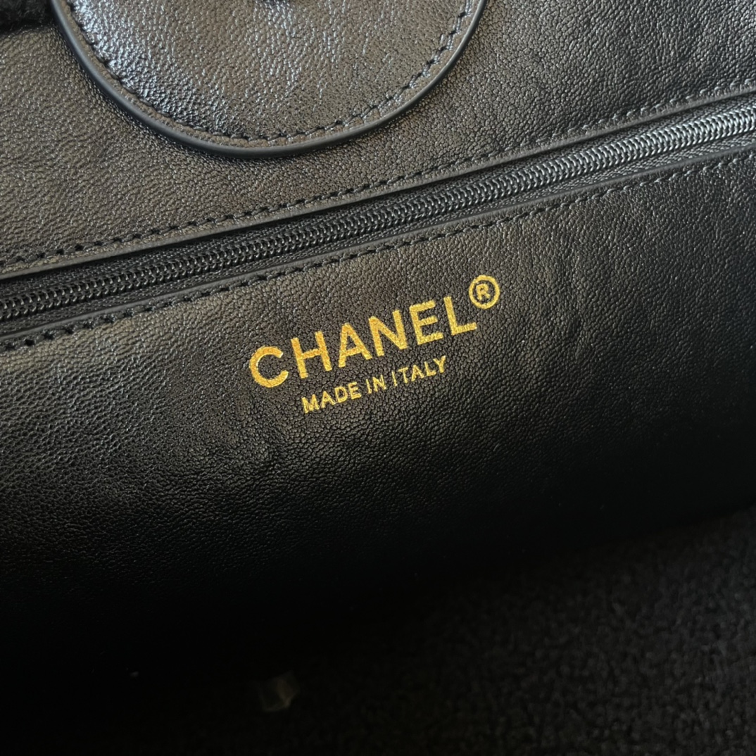 CHANEL 24K small travel shopping bag． Cowhide tweed series of original cowhide made small size mommy bag super large capacity classic fashion versatile molten embossed LOGO with the past more times trend more beautiful quality is superb! This cloth bag to become a counter! Size: 33cm Model: 3257