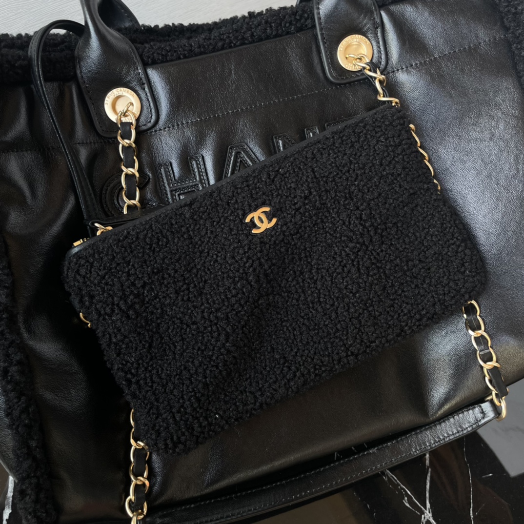 CHANEL 24K small travel shopping bag． Cowhide tweed series of original cowhide made small size mommy bag super large capacity classic fashion versatile molten embossed LOGO with the past more times trend more beautiful quality is superb! This cloth bag to become a counter! Size: 33cm Model: 3257