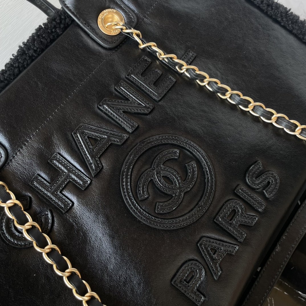 CHANEL 24K small travel shopping bag． Cowhide tweed series of original cowhide made small size mommy bag super large capacity classic fashion versatile molten embossed LOGO with the past more times trend more beautiful quality is superb! This cloth bag to become a counter! Size: 33cm Model: 3257