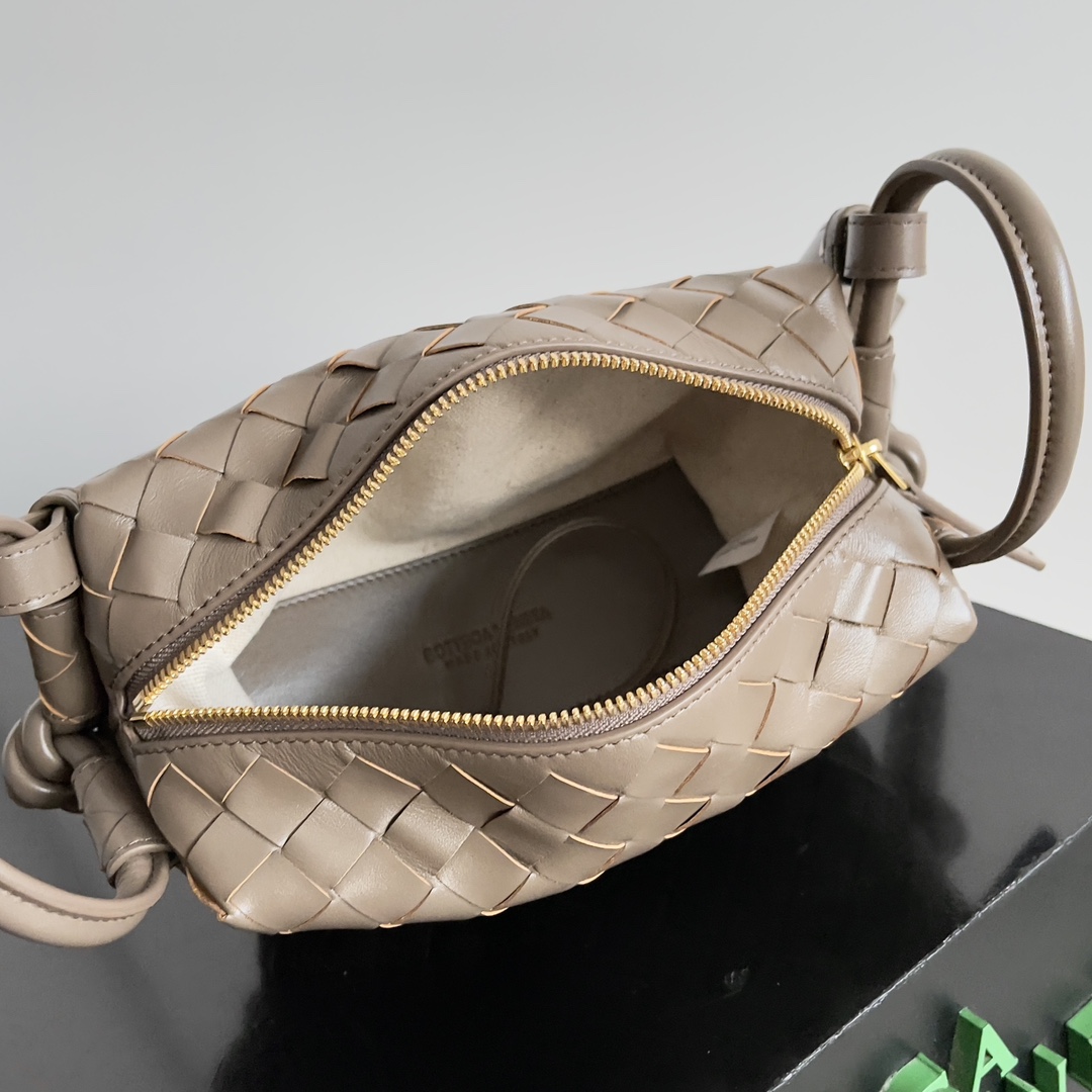 BOTTEGA VENETA 2024loop is here! Like bv home girls many have owned the loop this bag it simple appearance classic weaving small lightweight bag type this innovation continues the "camera bag" shape unlike the traditional loop can only crossbody bag after this innovation can be handheld can also be crossbody on the concave styling and daily needs of the two-way to meet the oversized loop buckle! Can be folded handbags can also be used as a handle summer heat ☀️ usually reduces people's desire to have a lightweight bag will greatly enhance the sense of well-being on the trip 🫧 Model No.: 796615 Size: 19 * 12 * 9cm-High-fashion Factory