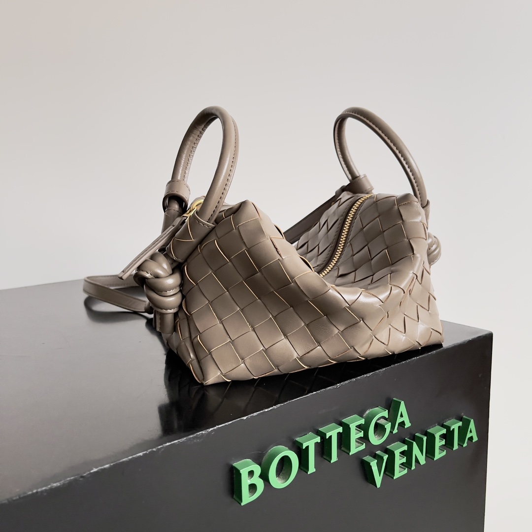 BOTTEGA VENETA 2024loop is here! Like bv home girls many have owned the loop this bag it simple appearance classic weaving small lightweight bag type this innovation continues the "camera bag" shape unlike the traditional loop can only crossbody bag after this innovation can be handheld can also be crossbody on the concave styling and daily needs of the two-way to meet the oversized loop buckle! Can be folded handbags can also be used as a handle summer heat ☀️ usually reduces people's desire to have a lightweight bag will greatly enhance the sense of well-being on the trip 🫧 Model No.: 796615 Size: 19 * 12 * 9cm-High-fashion Factory