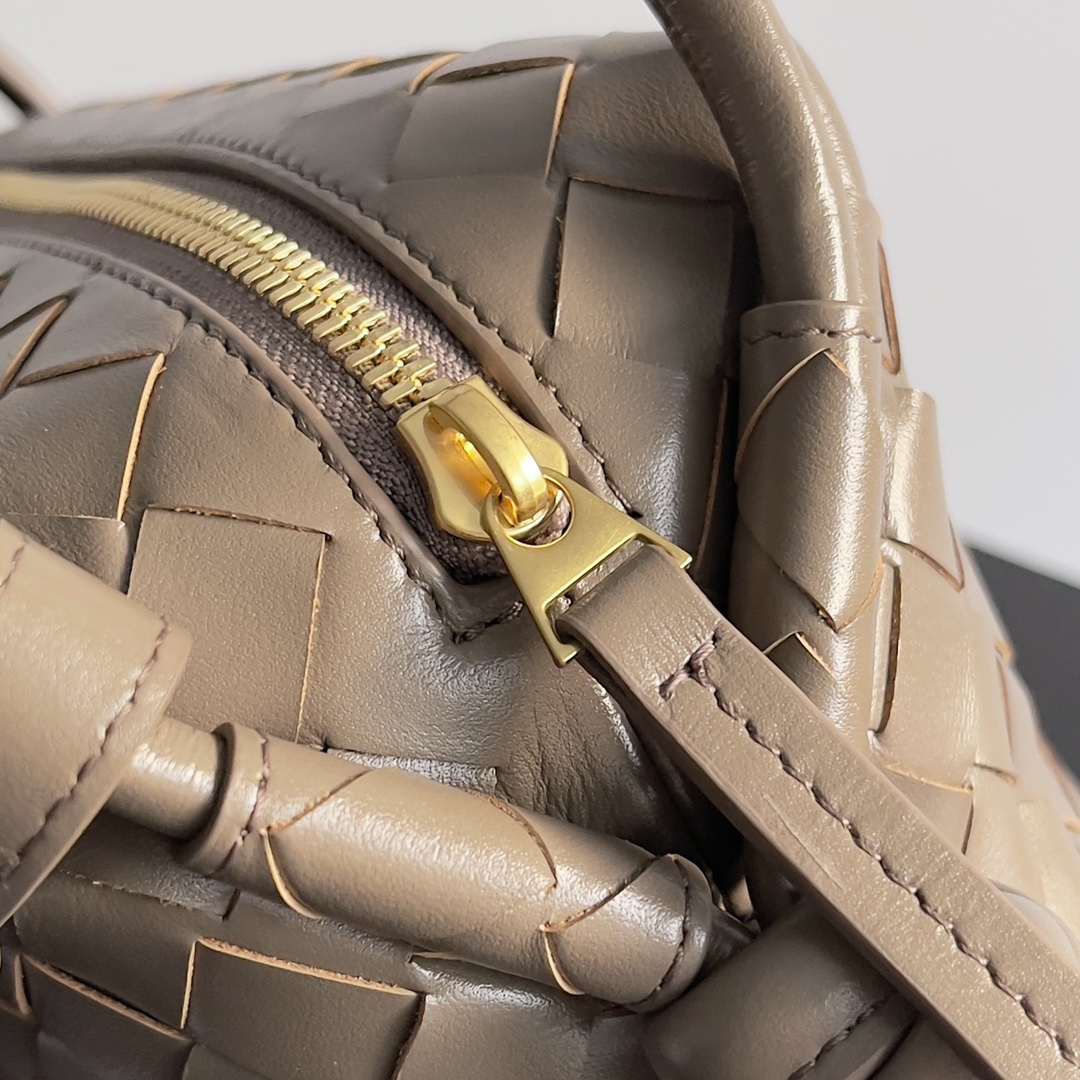 BOTTEGA VENETA 2024loop est là ! Comme les filles de la maison bv beaucoup ont possédé la boucle ce sac il apparence simple tissage classique petit type de sac léger cette innovation continue la forme de "sac de caméra" contrairement à la boucle traditionnelle ne peut être que le sac de corps croisé après cette innovation peut être à la main peut également être le corps croisé sur le style concave et les besoins quotidiens des deux sens pour répondre à la boucle surdimensionnée ! Peut être plié sacs à main peuvent également être utilisés comme une poignée chaleur estivale ☀️ généralement réduit le désir des gens d'avoir un sac léger sera grandement améliorer le sentiment de bien-être de voyage 🫧 Numéro de modèle : 796615 Taille : 19 * 12 * 9cm-High-fashion Factory