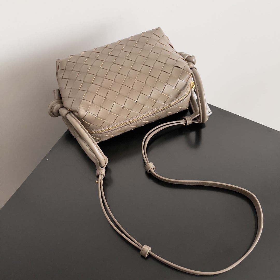 BOTTEGA VENETA 2024loop is here! Like bv home girls many have owned the loop this bag it simple appearance classic weaving small lightweight bag type this innovation continues the "camera bag" shape unlike the traditional loop can only crossbody bag after this innovation can be handheld can also be crossbody on the concave styling and daily needs of the two-way to meet the oversized loop buckle! Can be folded handbags can also be used as a handle summer heat ☀️ usually reduces people's desire to have a lightweight bag will greatly enhance the sense of well-being on the trip 🫧 Model No.: 796615 Size: 19 * 12 * 9cm-High-fashion Factory