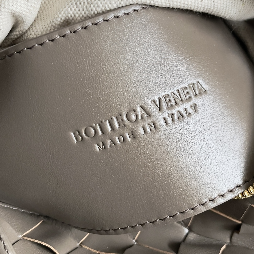 BOTTEGA VENETA 2024loop is here! Like bv home girls many have owned the loop this bag it simple appearance classic weaving small lightweight bag type this innovation continues the "camera bag" shape unlike the traditional loop can only crossbody bag after this innovation can be handheld can also be crossbody on the concave styling and daily needs of the two-way to meet the oversized loop buckle! Can be folded handbags can also be used as a handle summer heat ☀️ usually reduces people's desire to have a lightweight bag will greatly enhance the sense of well-being on the trip 🫧 Model No.: 796615 Size: 19 * 12 * 9cm-High-fashion Factory