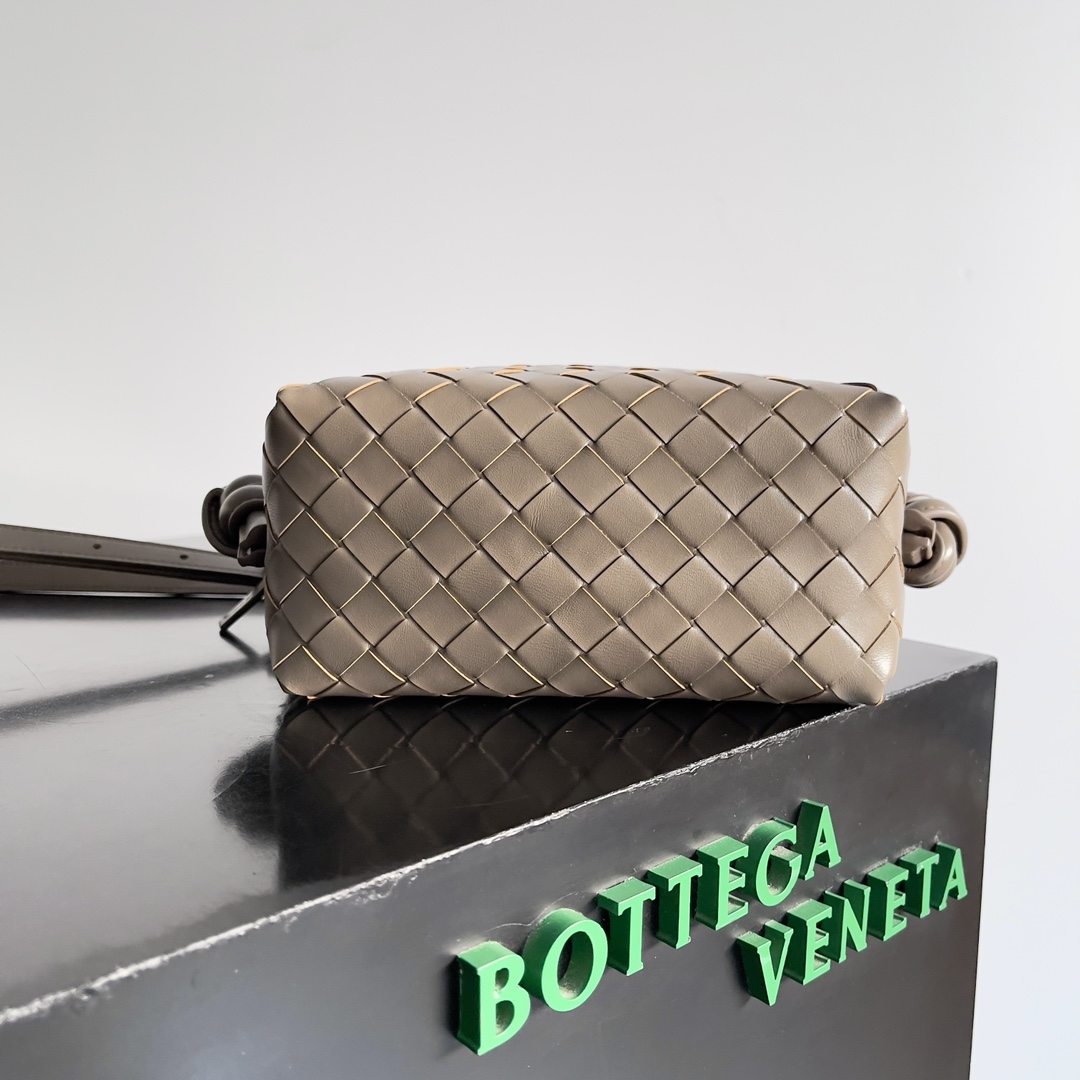 图片[2]-BOTTEGA VENETA 2024loop来啦！！喜欢bv家的女孩子很多都拥有过loop这一款包包吧简约的外观经典的编织小巧轻便的包型这一次的创新延续了“相机包”的造型不同于传统loop只能斜挎包这次创新之后可以手提也可以斜挎对凹造型和日常需求双向满足超大的环扣可将手袋折叠使用也可作为手柄夏天的闷热☀️通常会降低人们的欲望有一款轻便的包包会大大提升出行的幸福感🫧
款号：796615
尺寸：19*12*9cm-高仿包包