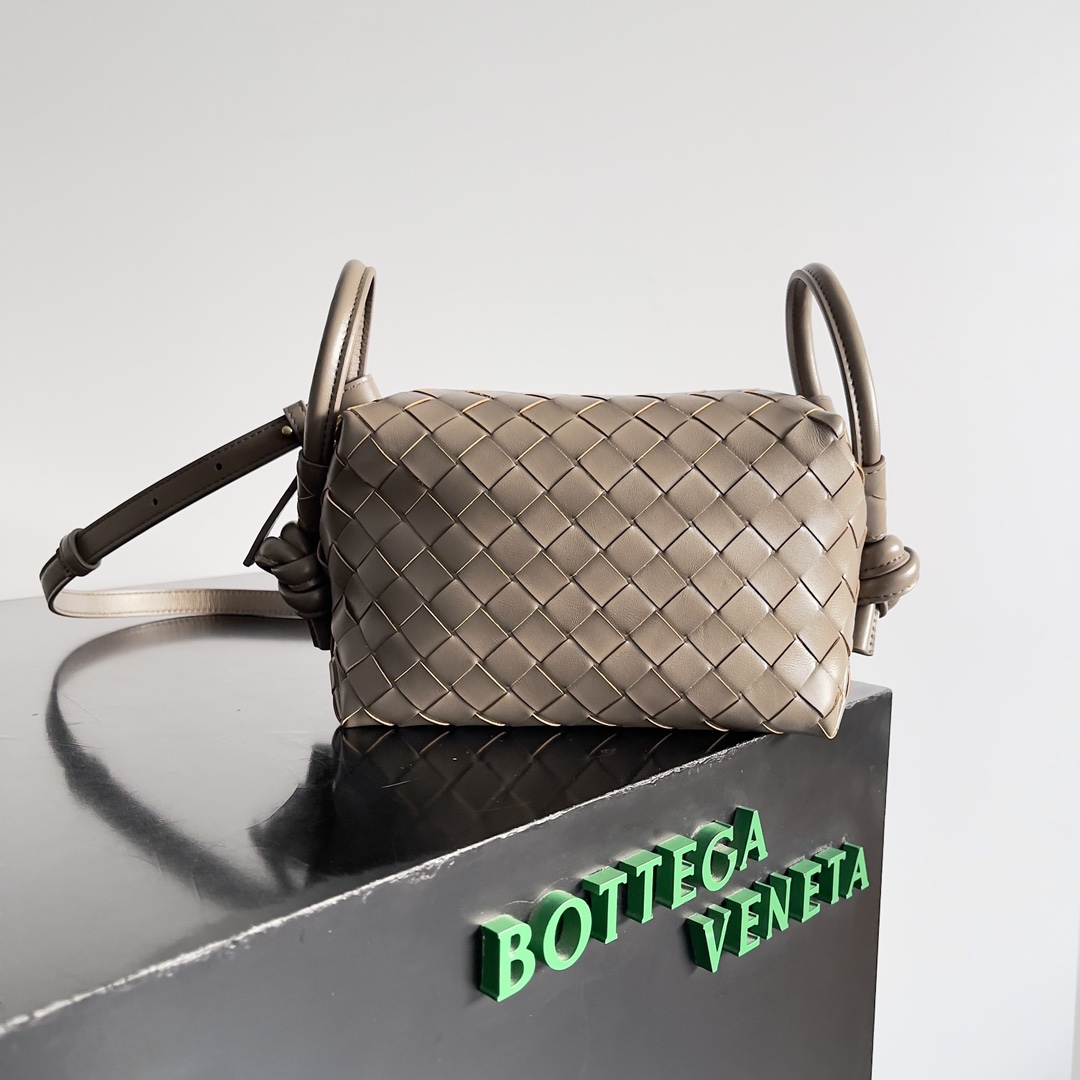 BOTTEGA VENETA 2024loop is here! Like bv home girls many have owned the loop this bag it simple appearance classic weaving small lightweight bag type this innovation continues the "camera bag" shape unlike the traditional loop can only crossbody bag after this innovation can be handheld can also be crossbody on the concave styling and daily needs of the two-way to meet the oversized loop buckle! Can be folded handbags can also be used as a handle summer heat ☀️ usually reduces people's desire to have a lightweight bag will greatly enhance the sense of well-being on the trip 🫧 Model No.: 796615 Size: 19 * 12 * 9cm-High-fashion Factory