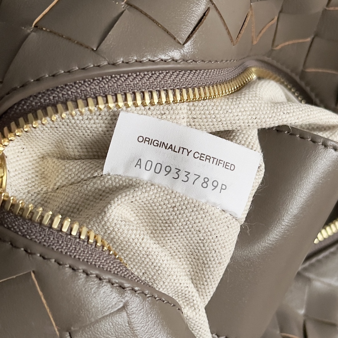 BOTTEGA VENETA 2024loop est là ! Comme les filles de la maison bv beaucoup ont possédé la boucle ce sac il apparence simple tissage classique petit type de sac léger cette innovation continue la forme de "sac de caméra" contrairement à la boucle traditionnelle ne peut être que le sac de corps croisé après cette innovation peut être à la main peut également être le corps croisé sur le style concave et les besoins quotidiens des deux sens pour répondre à la boucle surdimensionnée ! Peut être plié sacs à main peuvent également être utilisés comme une poignée chaleur estivale ☀️ généralement réduit le désir des gens d'avoir un sac léger sera grandement améliorer le sentiment de bien-être de voyage 🫧 Numéro de modèle : 796615 Taille : 19 * 12 * 9cm-High-fashion Factory