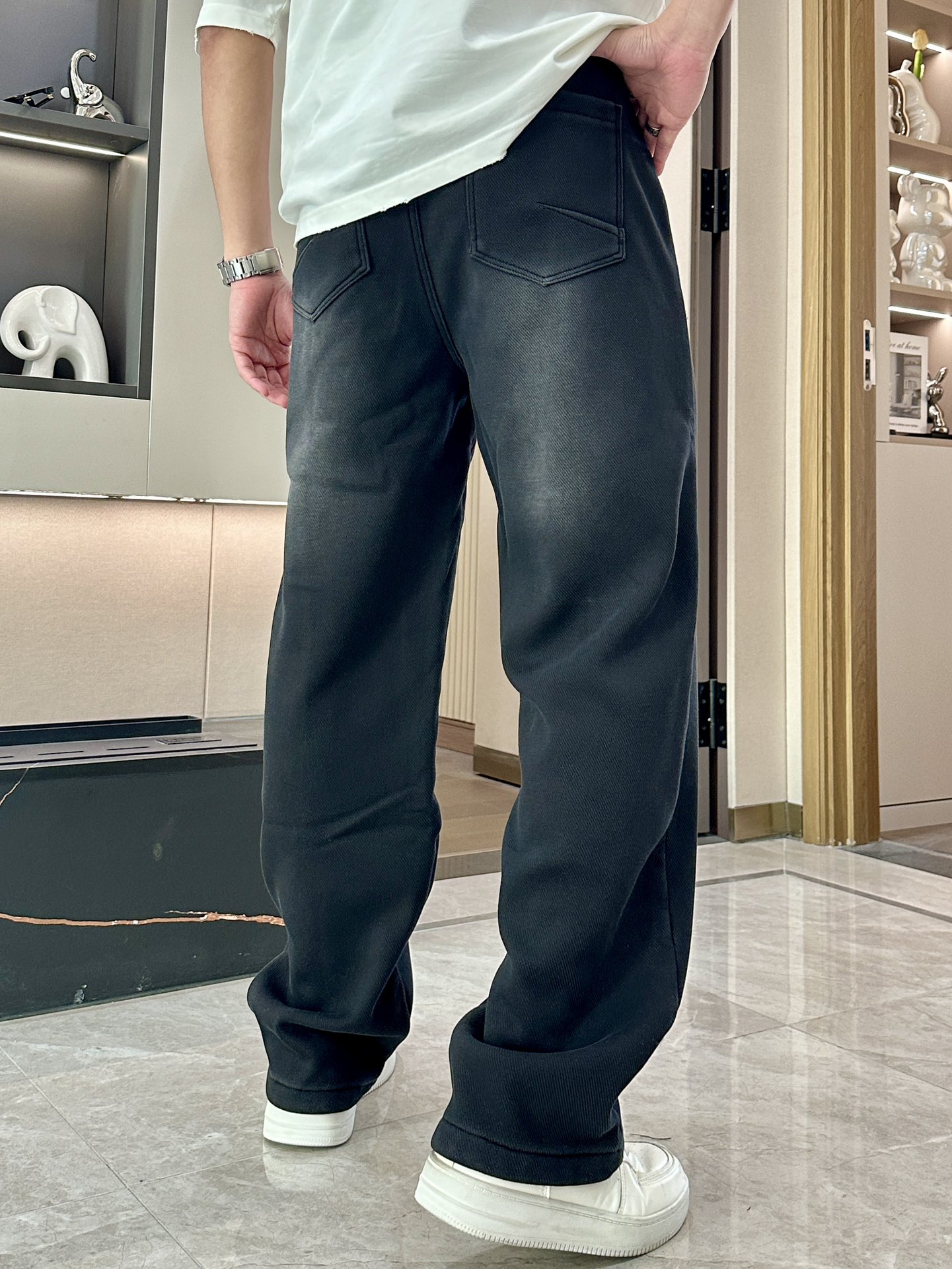 P520Men's padded casual pants from the latest collection of Monkou 2024 Fall/Winter!Inside padded very warm north of the treasure son of the people hurry to prepare!Made of soft and delicate guest-supplied stretch cotton! The brand's style is unmistakable! Minimalist design without excess pompous elements to declare the army to take over the main details of fine workmanship hardware accessories original custom degree of thickness is also just right easy to manage a variety of weather classic colors on the body is very obvious spirit of a variety of styles to wear casual business, daily life, fashion trends can be managed! Overall whether it is grade or fashion sense is extremely excellent to bring extraordinary taste in clothing! ☄️Size: 29-36