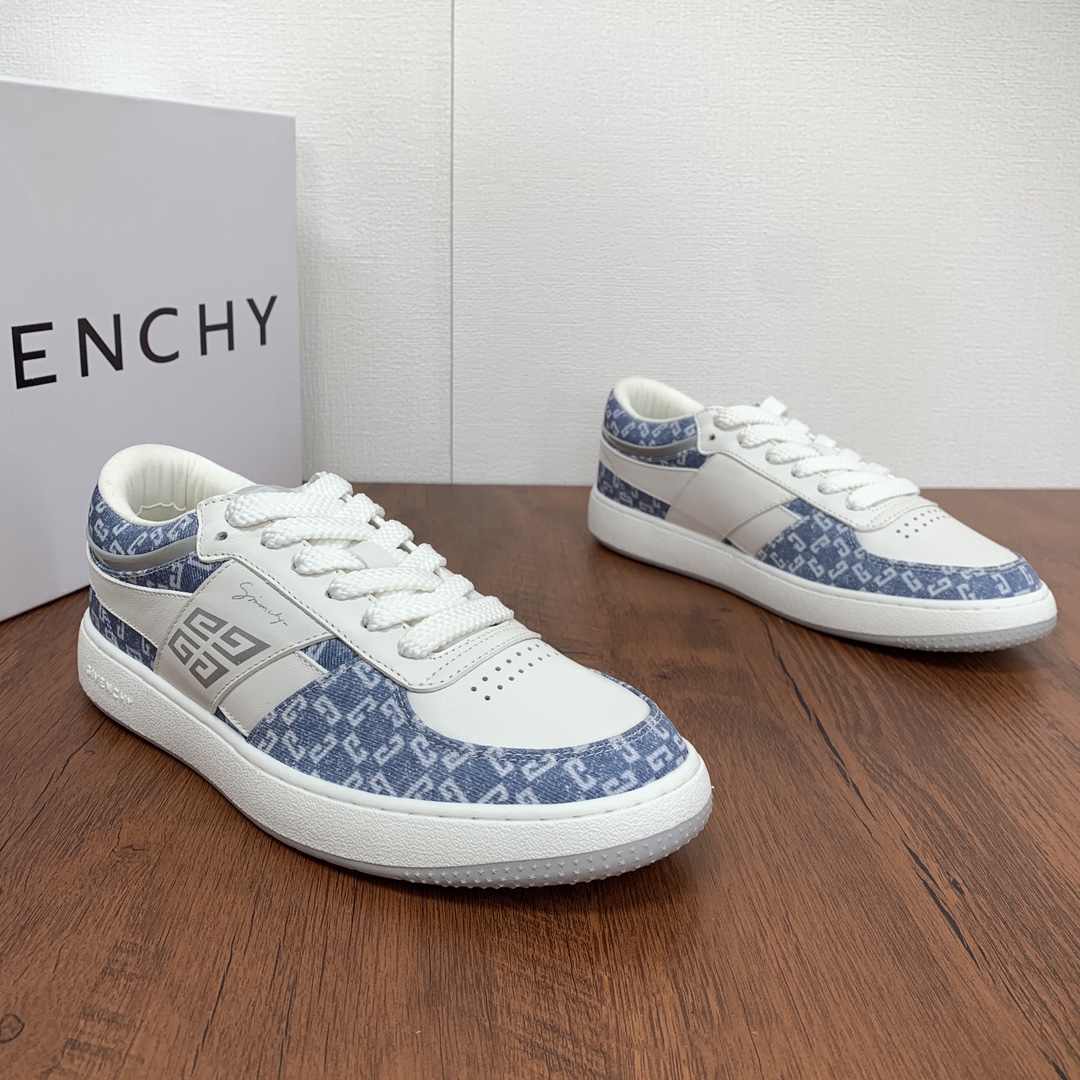 Givenchy/纪梵希！G Move系列！72牛仔布男士低帮运动鞋首发！
·跑鞋风格新型进口材质 帮面双层牛皮叠加织物舒适鞋身流畅大底周圈上线 超级耐用
鞋舌和后跟饰以4G 后帮加衬增加舒适感,鞋舌饰以GIVENCHY 4G LOGO 专属定制标签,侧面压印GIVENCHY LOGO和4G LOGO,鞋底侧面饰以GIVENCHY LOGO压花,后跟饰以GIVENCHY LOGO,皮革内底压印GIVENCHY 4G LOGO,穿着舒适 百搭经典板鞋！
·适合日常搭配穿搭也便于长时间穿着！  原包装发售多个颜色可选 ！
尺码：39-40-41-42-43-44（38.45不退换）
P760-高仿包包