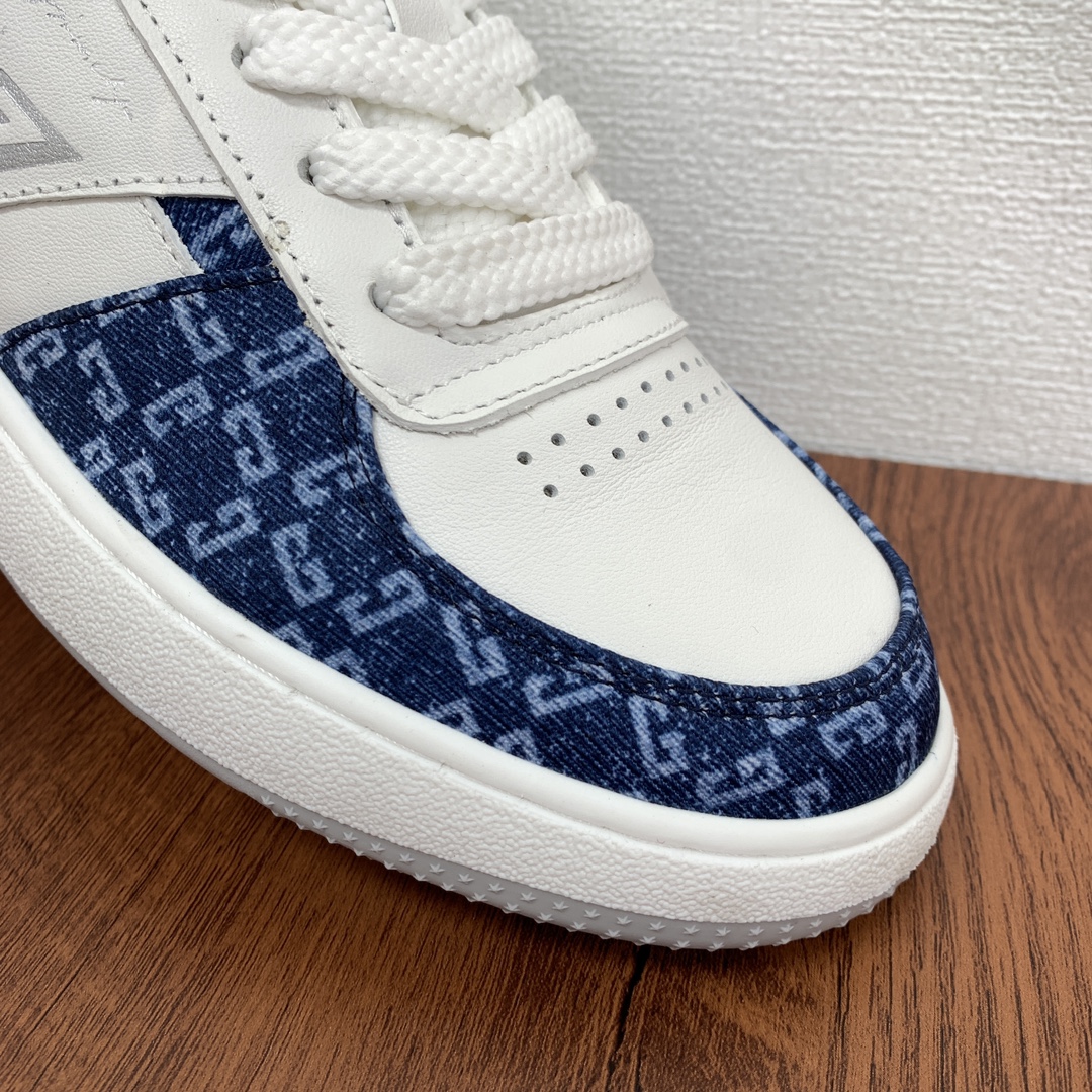 Givenchy/Givenchy ! série G Move ! 72 denim hommes baskets basses début ! Style runningNouvelles matières importées Double empiècement de cuir de vachette sur la tigeConfort textileCorps lisseSemelle extérieure ultra-durable avec ligne périmétriqueLangue et talon ornés d'un rembourrage 4GLocker pour plus de confortLangue ornée du logo GIVENCHY 4GEtiquette personnalisée exclusive avec embossage latéral du logo GIVENCHY et du LOGO 4GESS Côté de la semelle orné du LOGO GIVENCHY embossé sur le côté de la semelle, et talon orné du LOGO GIVENCHY. Logo GIVENCHY embossé sur le côté de la semelle, logo GIVENCHY sur le talon et logo GIVENCHY 4G sur la semelle intérieure en cuir ! -Un boardshort classique, parfait pour une utilisation quotidienne ou prolongée !  Disponible en plusieurs coloris dans son emballage d'origine ! Taille : 39-40-41-42-43-44 (38.45 non retournable) P760-Une usine haute couture !