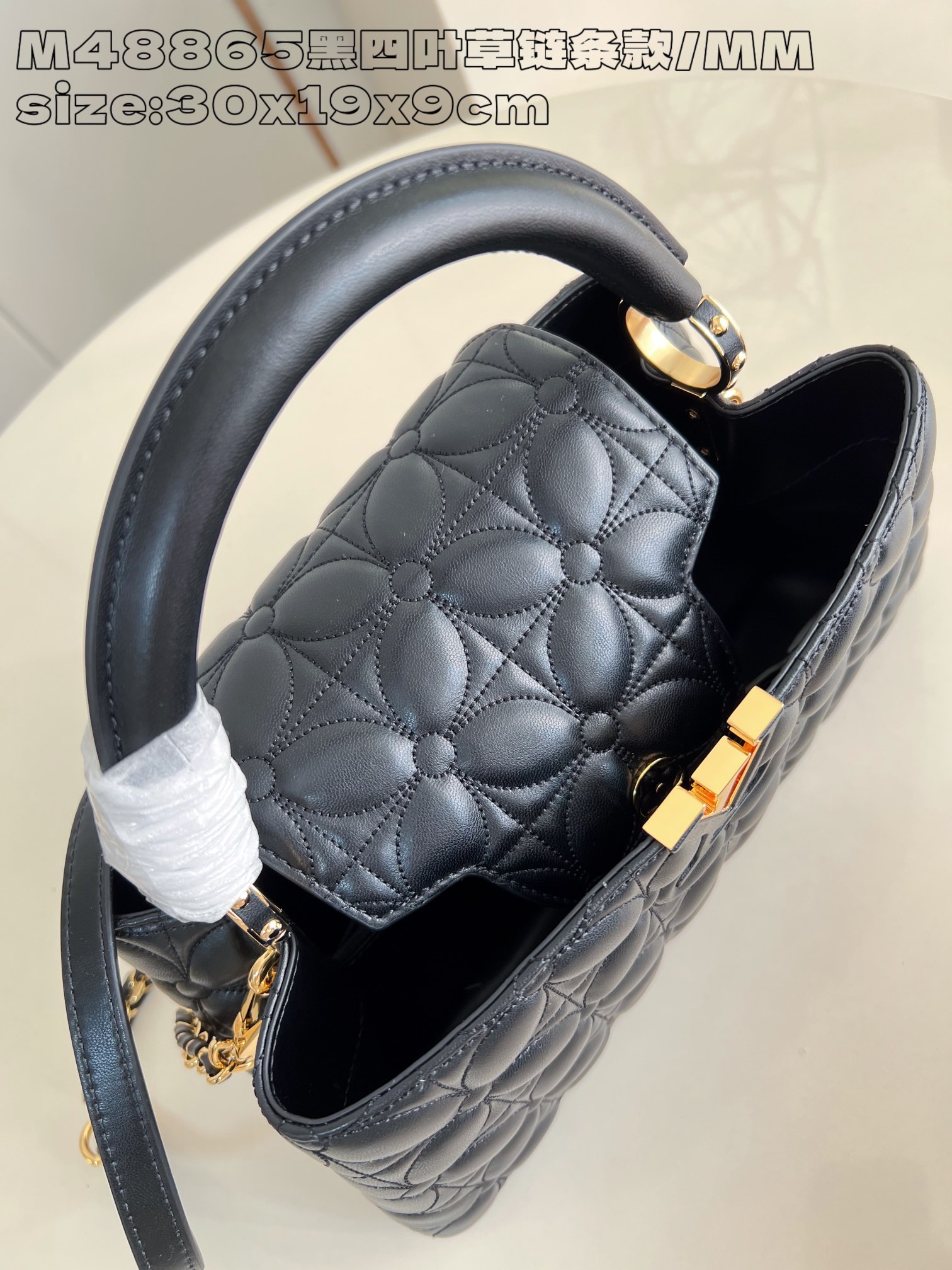 P2400 LV M48865 White Clover Chain Clause/Small Ce sac à main moyen Capucines East-West est en cuir de crocodile avec une finition polie glamour et scintillanteDoublure en cuir de chèvre luxueux avec quincaillerie en métal brillantPatte Capucines spéciale qui peut être rangée à l'intérieur pour afficher un monogramme ou déployée30 x 19 x 9 cm (L x H x L)