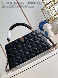 P2400 LV M48865 Black Clover Chain Clause/Small This Capucines East-West medium handbag is made of crocodile leather with a glittering, glamorous and luxurious goatskin lining and shiny metal hardware. The characteristic Capucines flap can be stored inside the bag to display a monogram or flipped out 30 x 19 x 9 cm (L x H x W).