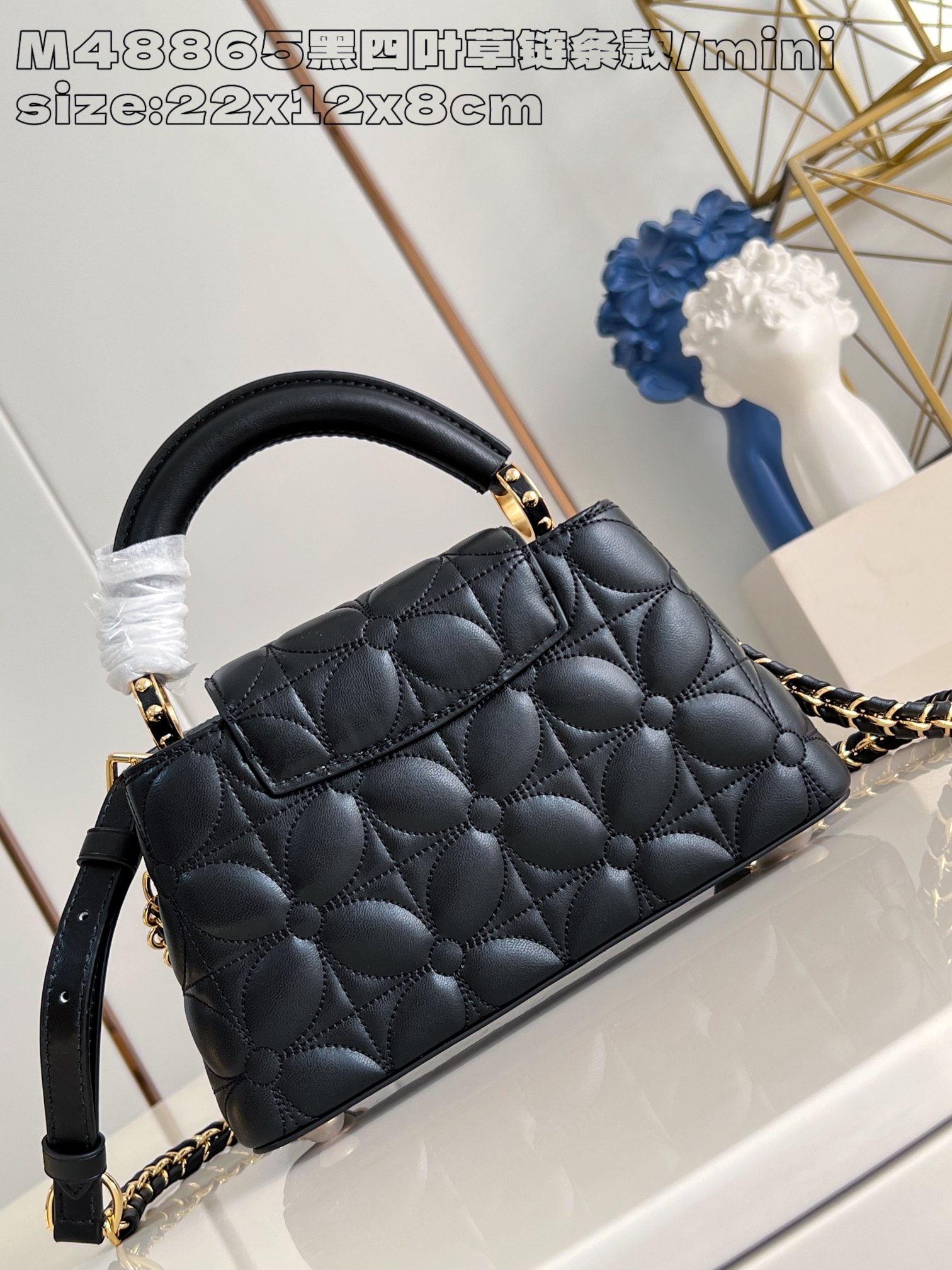 P2200 LV M48865 Black Clover Chain Clause/Mini Ce mini sac à main Capucines East-West est réalisé en cuir de crocodile avec une finition polie et glamourLuxueuse doublure en cuir de chèvre avec des accessoires en métal brillantPatte Capucines spéciale qui peut être rangée à l'intérieur du sac pour afficher le monogramme ou déployée22 x 12 x 8 cm (L x H x L)