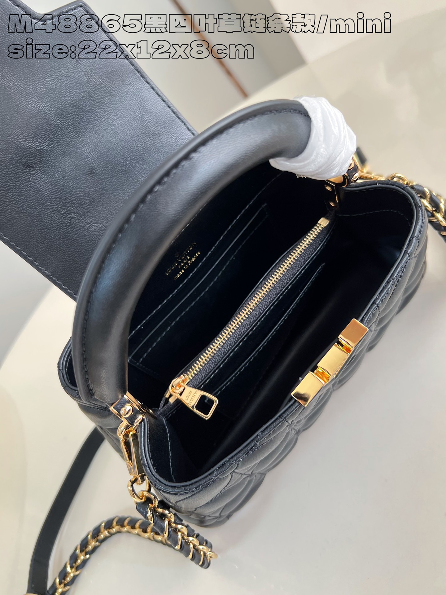 P2200 LV M48865 Black Clover Chain Clause/Mini Ce mini sac à main Capucines East-West est réalisé en cuir de crocodile avec une finition polie et glamourLuxueuse doublure en cuir de chèvre avec des accessoires en métal brillantPatte Capucines spéciale qui peut être rangée à l'intérieur du sac pour afficher le monogramme ou déployée22 x 12 x 8 cm (L x H x L)