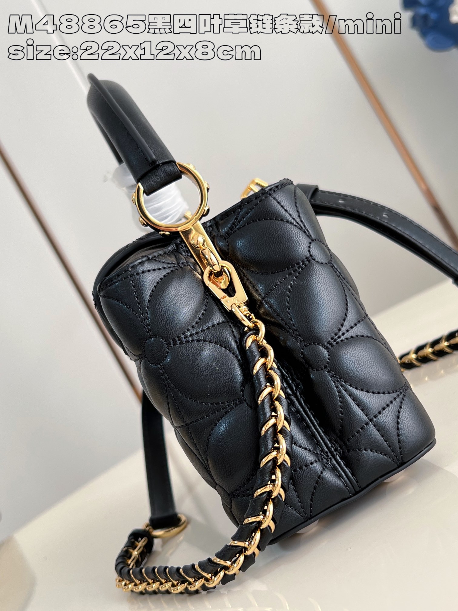 P2200 LV M48865 Clause/Mini de cadena de trébol negro Este minibolso Capucines Este-Oeste está confeccionado en piel de cocodrilo con un acabado pulido glamuroso y glamurosoLujoso forro de piel de cabra con herrajes de metal brillanteSolapa especial Capucines que puede guardarse dentro del bolso para mostrar el monograma o desplegarse22 x 12 x 8 cm (L x A x A)