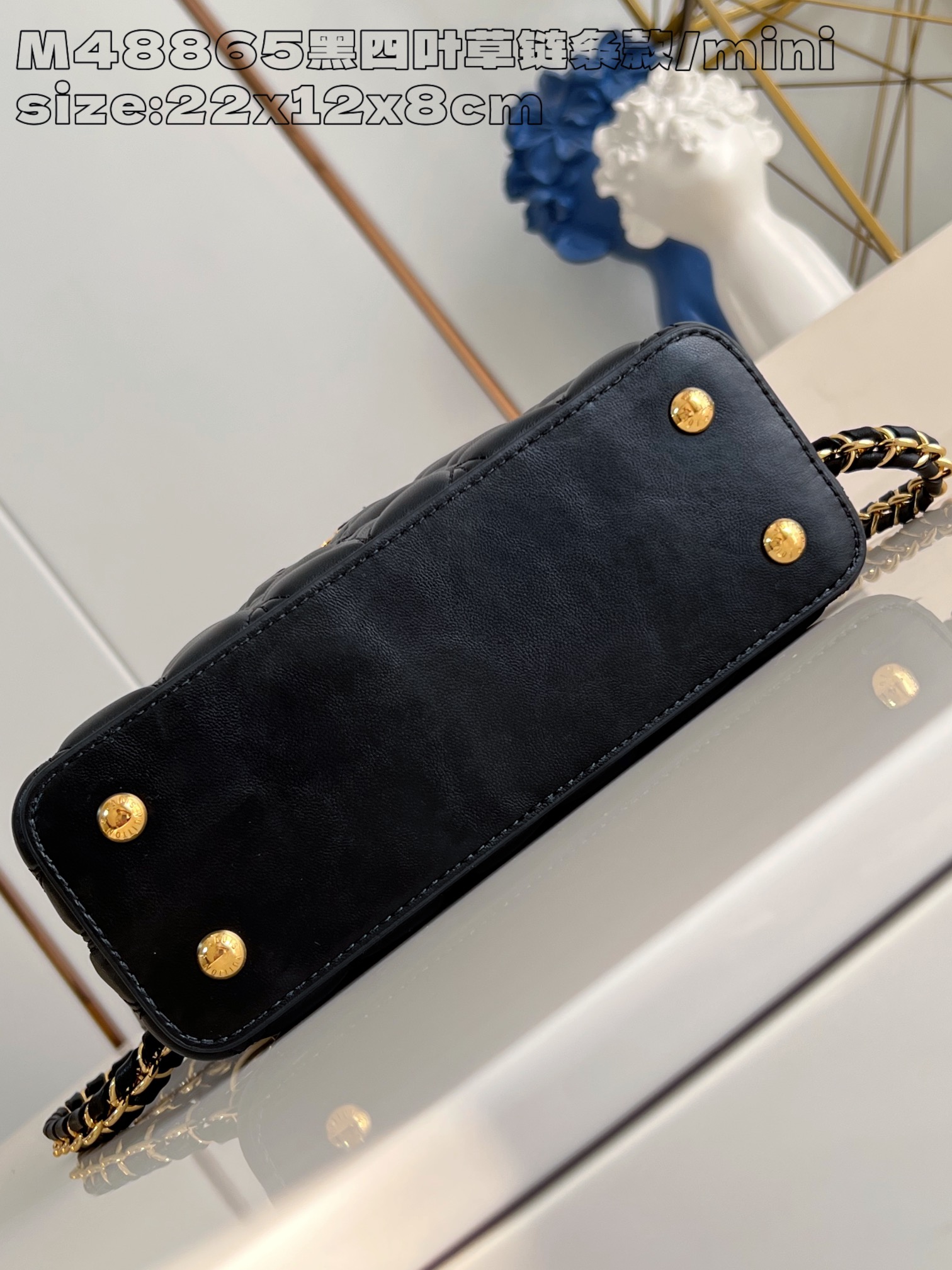 P2200 LV M48865 Clause/Mini de cadena de trébol negro Este minibolso Capucines Este-Oeste está confeccionado en piel de cocodrilo con un acabado pulido glamuroso y glamurosoLujoso forro de piel de cabra con herrajes de metal brillanteSolapa especial Capucines que puede guardarse dentro del bolso para mostrar el monograma o desplegarse22 x 12 x 8 cm (L x A x A)