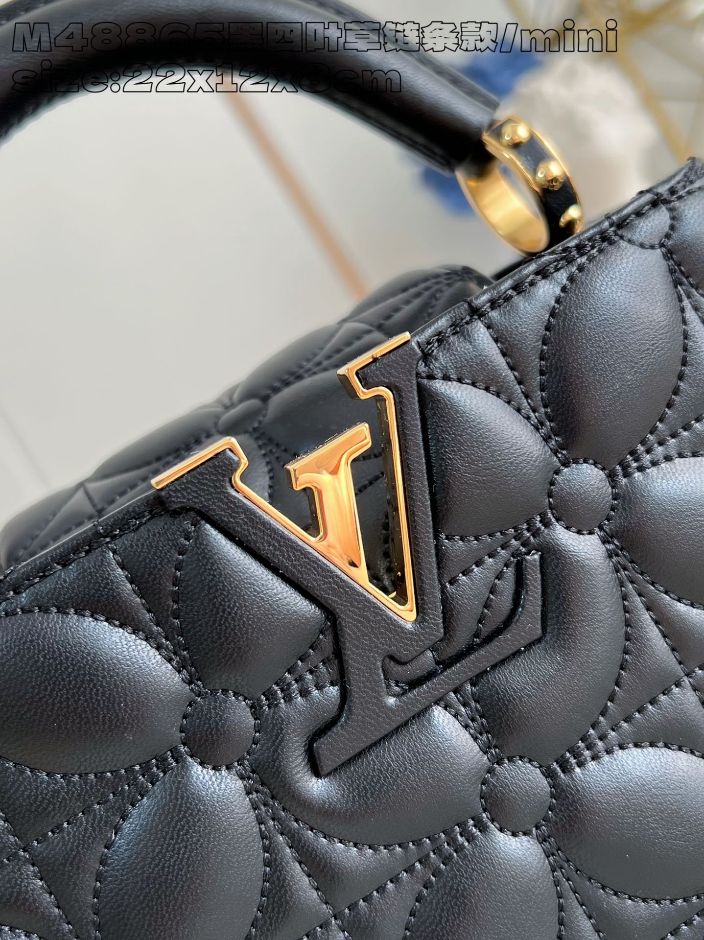 P2200 LV M48865 Black Clover Chain Clause/Mini Ce mini sac à main Capucines East-West est réalisé en cuir de crocodile avec une finition polie et glamourLuxueuse doublure en cuir de chèvre avec des accessoires en métal brillantPatte Capucines spéciale qui peut être rangée à l'intérieur du sac pour afficher le monogramme ou déployée22 x 12 x 8 cm (L x H x L)