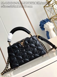 P2200 LV M48865 Black Clover Chain Clause/Mini Ce mini sac à main Capucines East-West est réalisé en cuir de crocodile avec une finition polie et glamourLuxueuse doublure en cuir de chèvre avec des accessoires en métal brillantPatte Capucines spéciale qui peut être rangée à l'intérieur du sac pour afficher le monogramme ou déployée22 x 12 x 8 cm (L x H x L)