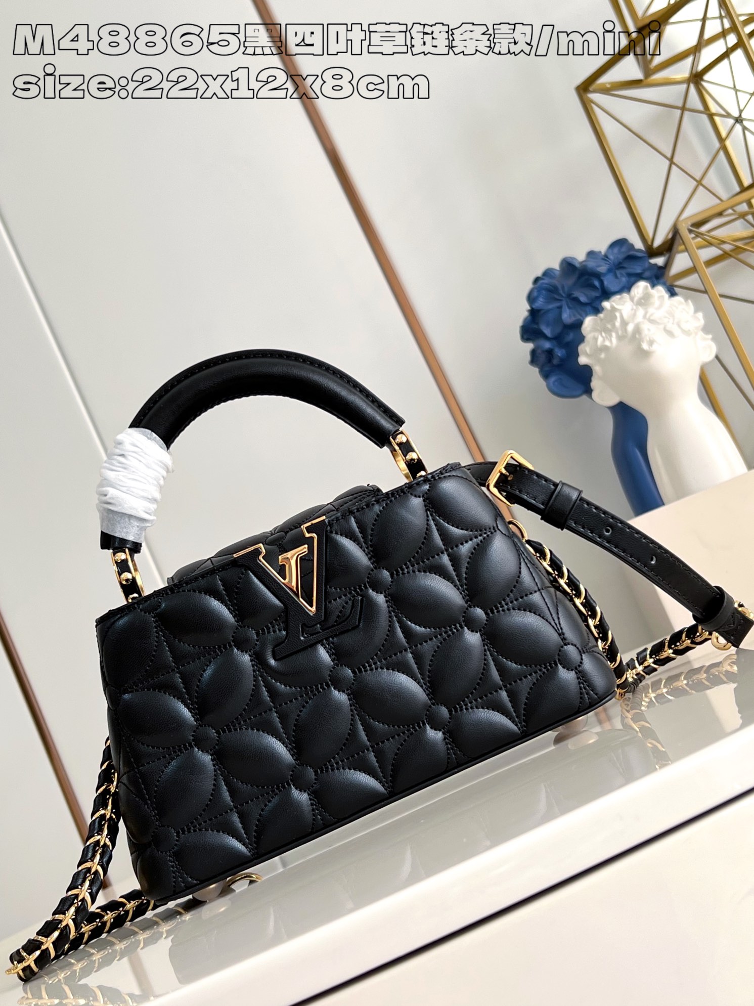 P2200 LV M48865 Clause/Mini de cadena de trébol negro Este minibolso Capucines Este-Oeste está confeccionado en piel de cocodrilo con un acabado pulido glamuroso y glamurosoLujoso forro de piel de cabra con herrajes de metal brillanteSolapa especial Capucines que puede guardarse dentro del bolso para mostrar el monograma o desplegarse22 x 12 x 8 cm (L x A x A)