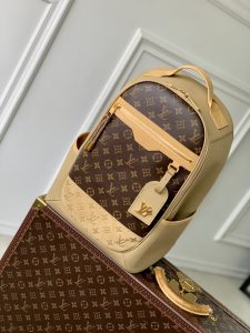 P2160 LV M12624Le sac Outdoor est fabriqué en cuir grainé gaufré et en toile Monclerogram pour un mélange éclectique d'élégance et de style sportif. La fermeture éclair arrondie s'ouvre sur un compartiment principal spacieux, tandis que les poches frontales et latérales zippées offrent une certaine fonctionnalité. La tête de fermeture éclair à cordon ajoute une touche de modernité.44 x 19 x 31 cm(H x L x L)