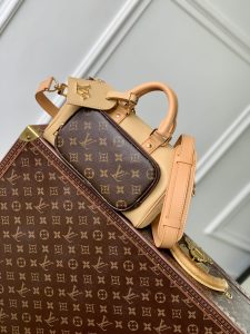 P1900 LV M12627El Keepall Bandoulière 25 está confeccionado en piel granulada con detalles de ante y un efecto envejecidoPiezas metálicas que se abren con un cierre de cremallera con cordónBolsillo exterior en lona Monclerogram que proporciona un fácil acceso a lo esencialCorrea para el hombro de piel desmontable y ajustable que proporciona comodidad al hombro15 x 11 x 25 cm (alto x ancho x largo) - Alto x ancho x largo réplica de bolsos de alta calidad