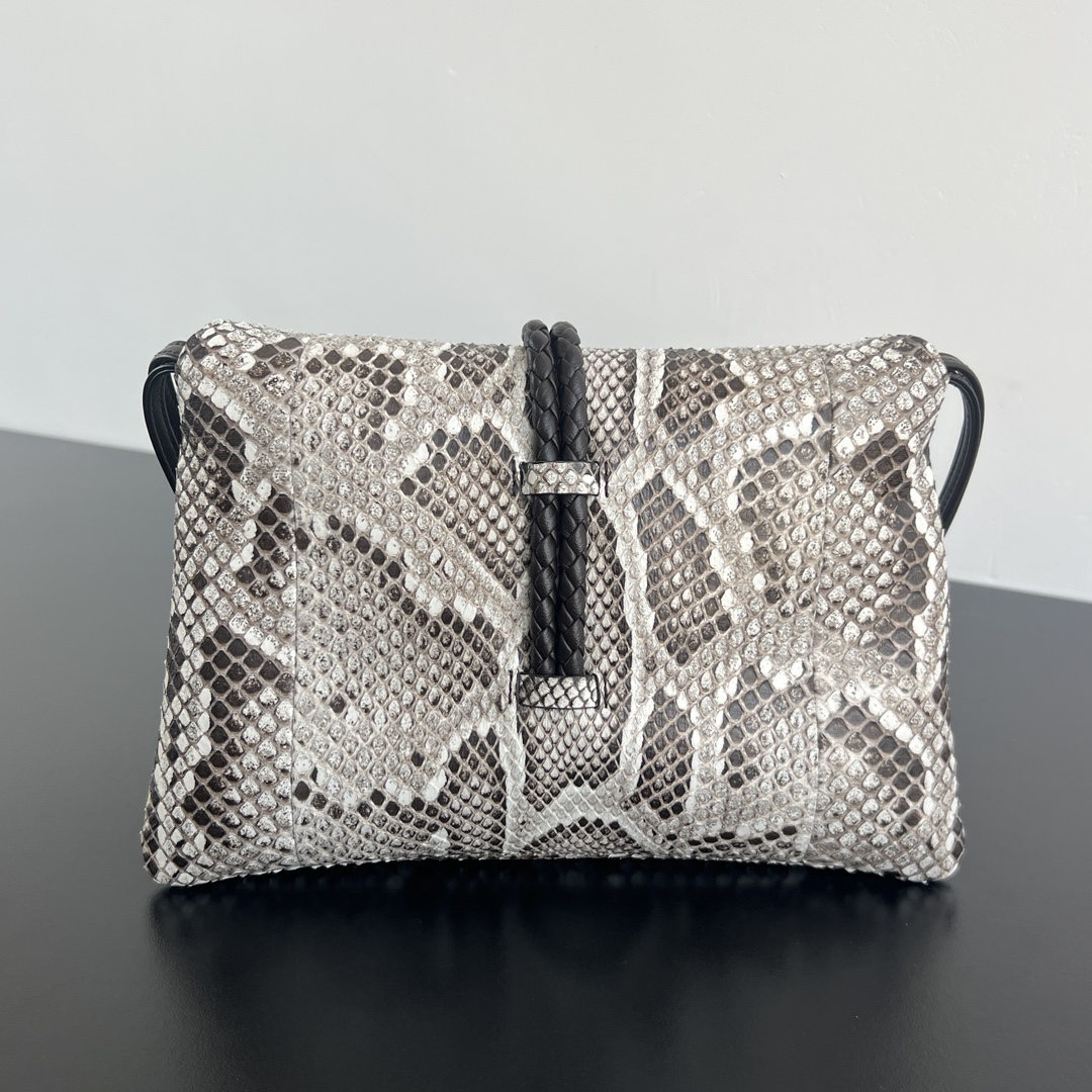 Bv Liberta Snakeskin Crossbody Bag 🐍 806030 Made of python skin scales from Vietnam raised complete and fine scales fine grain pattern color bright full 👍 for the bag brings unparalleled texture and feel 👍 bag with metal lock clasp not only enhances the overall sense of luxury but also makes the bag is very collectable end of the year to participate in the party too Milk Si 💕Size: 27.5x16x6 small expensive