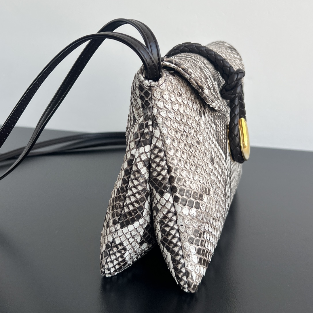 Bv Liberta Snakeskin Crossbody Bag 🐍 806030 Made of python skin scales from Vietnam raised complete and fine scales fine grain pattern color bright full 👍 for the bag brings unparalleled texture and feel 👍 bag with metal lock clasp not only enhances the overall sense of luxury but also makes the bag is very collectable end of the year to participate in the party too Milk Si 💕Size: 27.5x16x6 small expensive