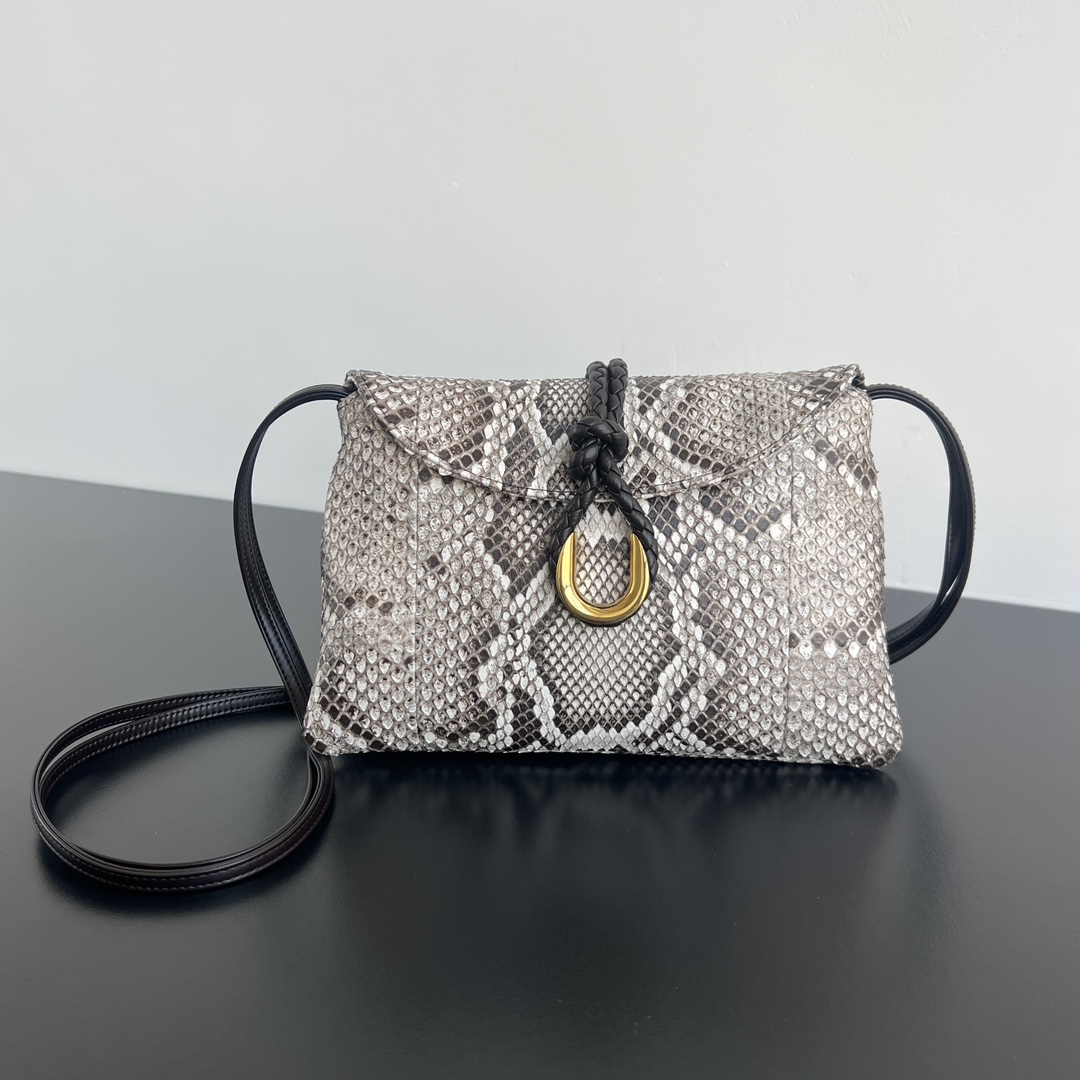 Bv Liberta Snakeskin Crossbody Bag 🐍 806030 Made of python skin scales from Vietnam raised complete and fine scales fine grain pattern color bright full 👍 for the bag brings unparalleled texture and feel 👍 bag with metal lock clasp not only enhances the overall sense of luxury but also makes the bag is very collectable end of the year to participate in the party too Milk Si 💕Size: 27.5x16x6 small expensive