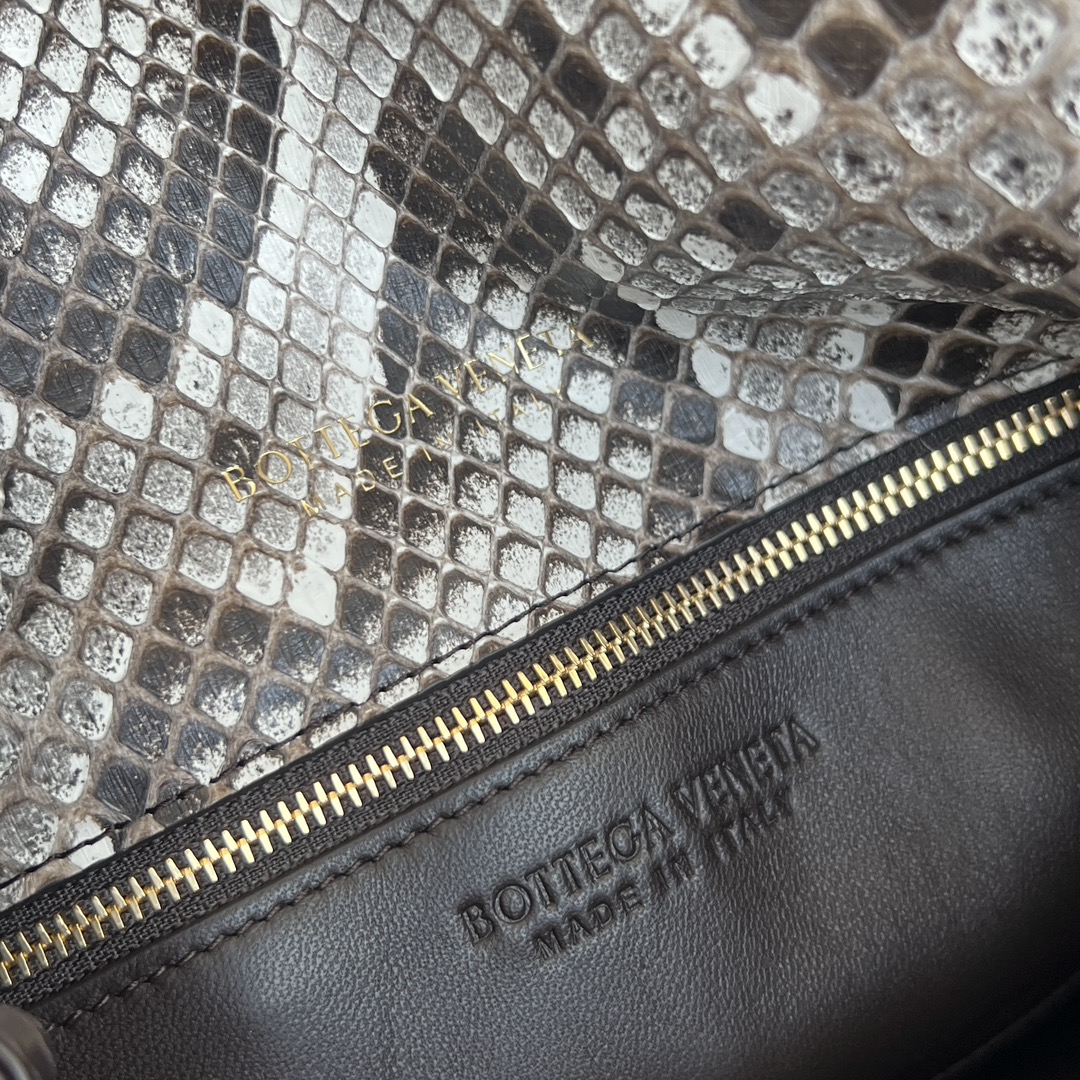 Bv Liberta Snakeskin Crossbody Bag 🐍 806030 Hecho de escamas de piel de pitón de Vietnam planteadas escamas completas y finas con patrón de grano fino en colores brillantes y llenos 👍 Trae textura sin igual y la sensación de la bolsa 👍 La bolsa con un cierre de bloqueo de metal no sólo mejora la sensación general de lujo, sino que también hace que la bolsa muy coleccionable fin de año para asistir a la fiesta demasiado lechoso Si 💕Tamaño: 27.5x16x6 pequeño caro